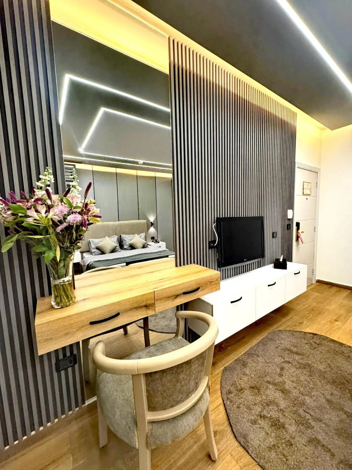 TV and multimedia in Queens Suite Hotel