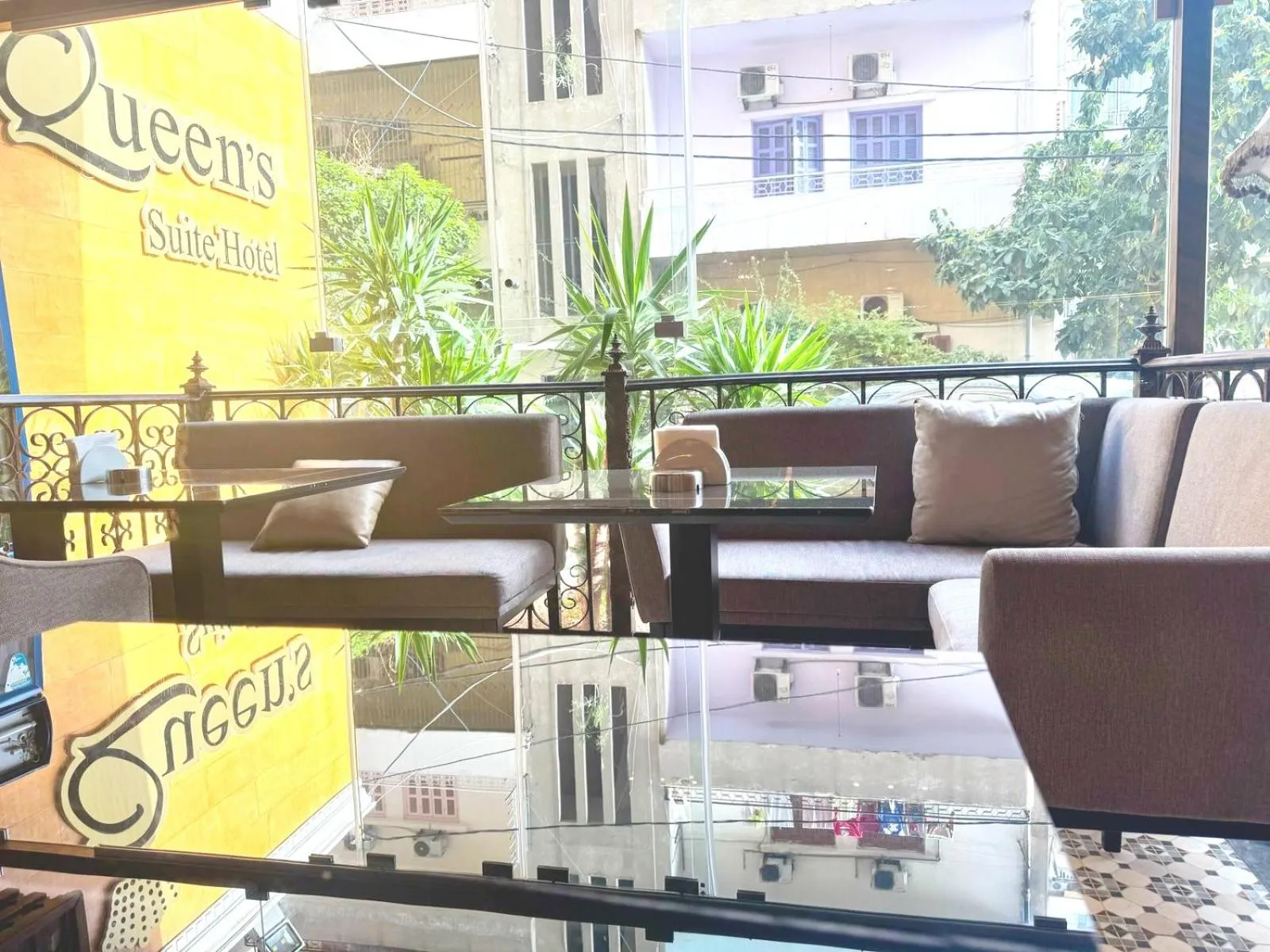 Restaurant/places to eat in Queens Suite Hotel