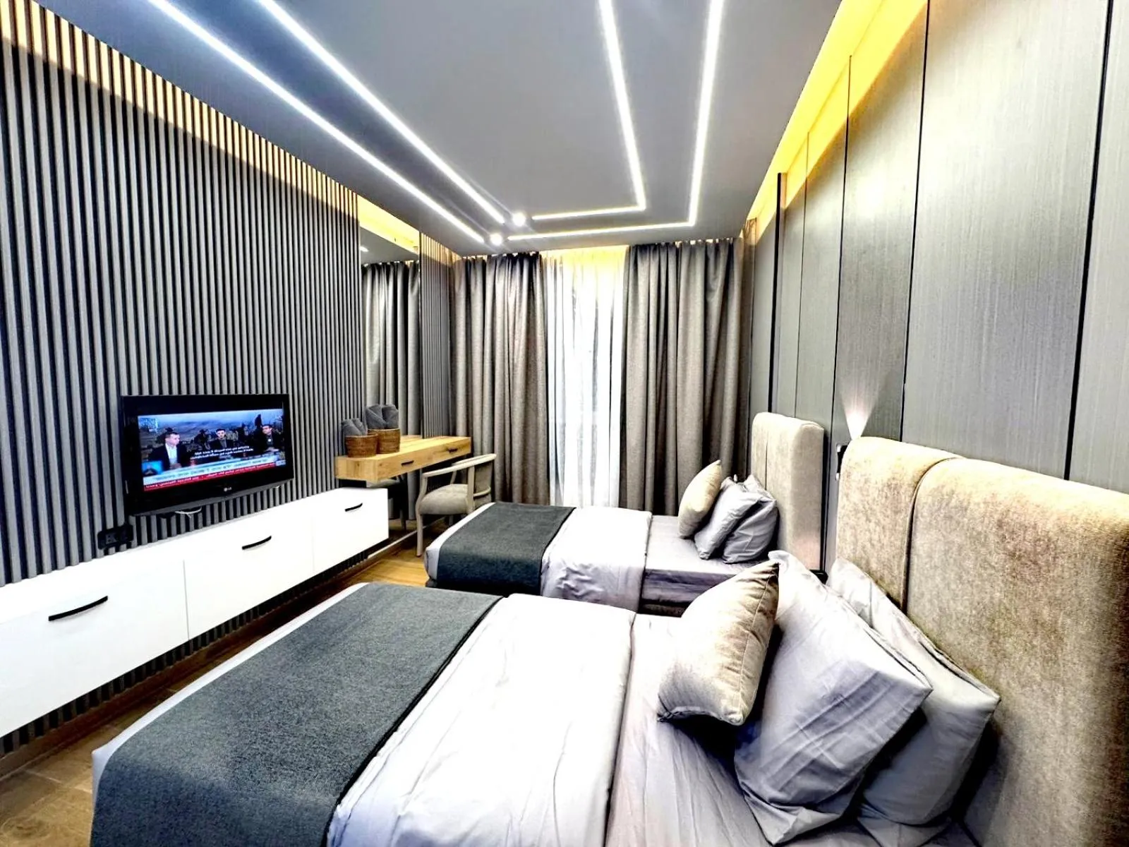 Bedroom, Bed in Queens Suite Hotel