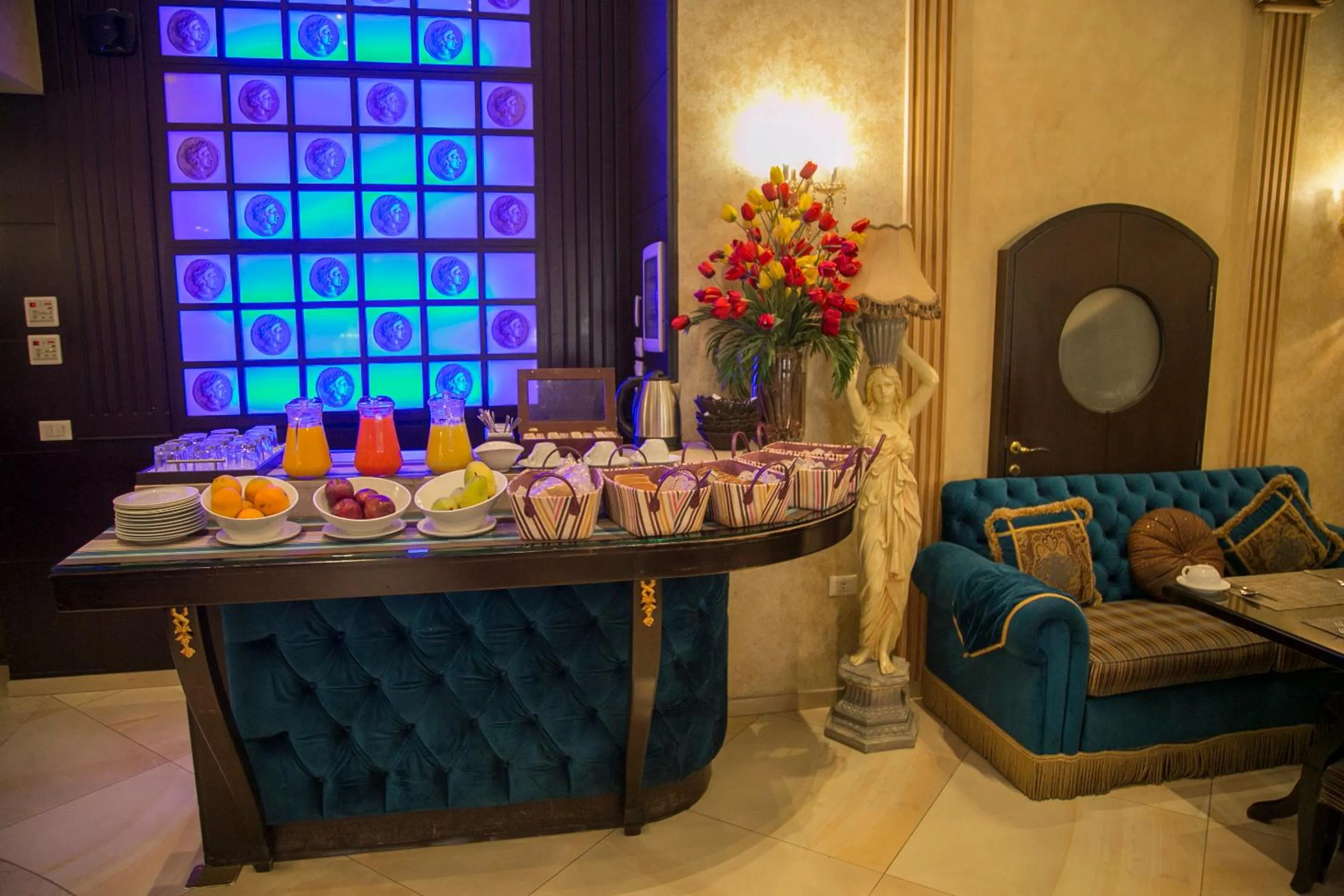 Food and drinks in Queens Suite Hotel