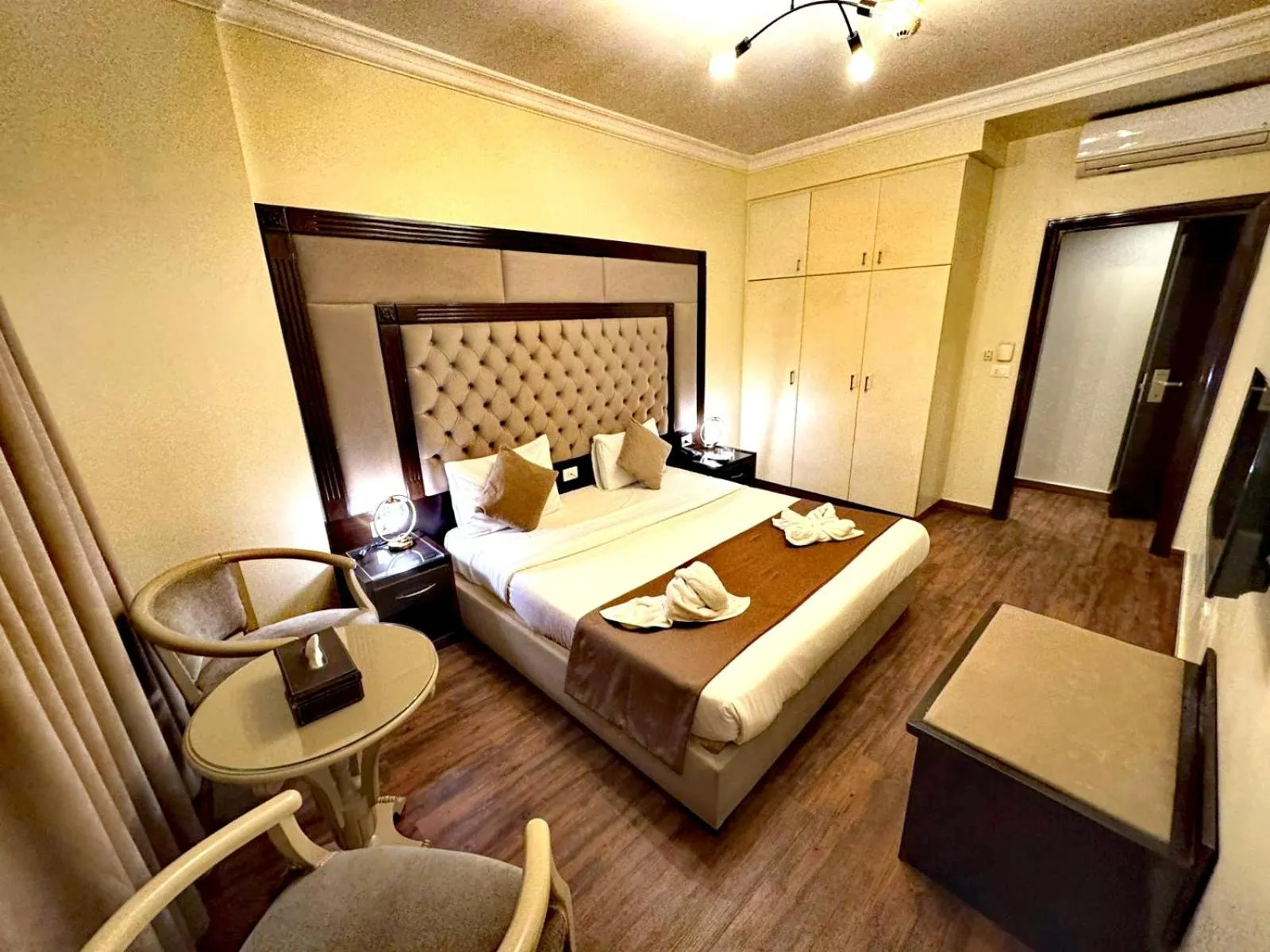 Bedroom, Bed in Queens Suite Hotel