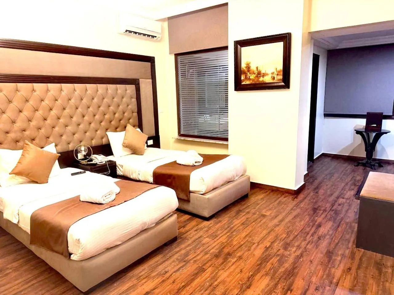 Bedroom, Bed in Queens Suite Hotel