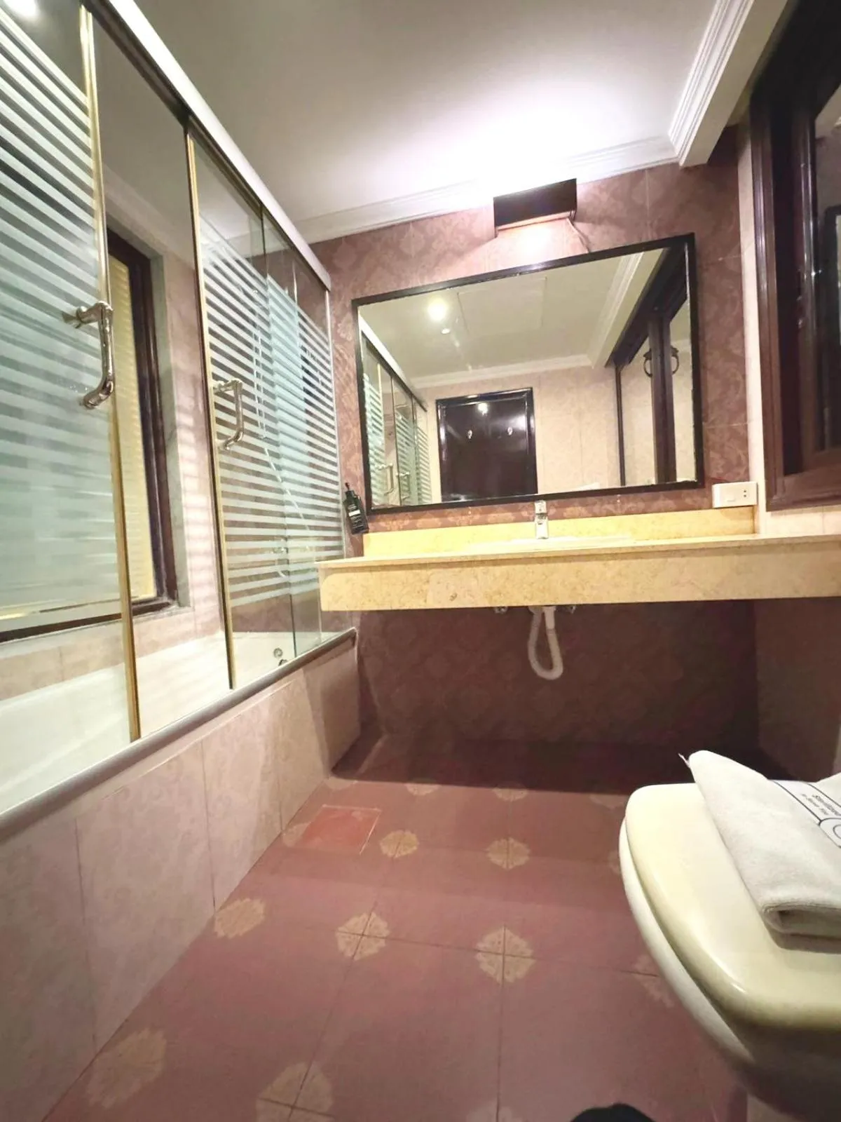 Bathroom in Queens Suite Hotel