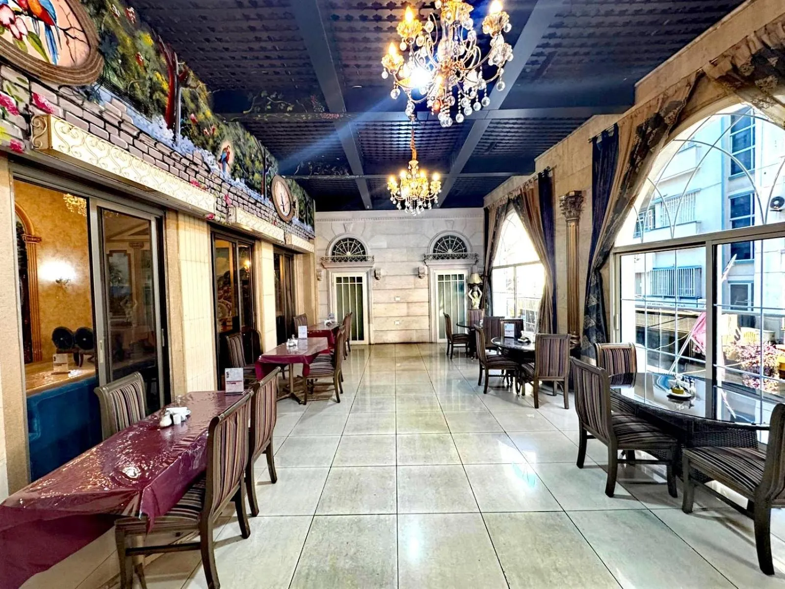 Restaurant/places to eat in Queens Suite Hotel