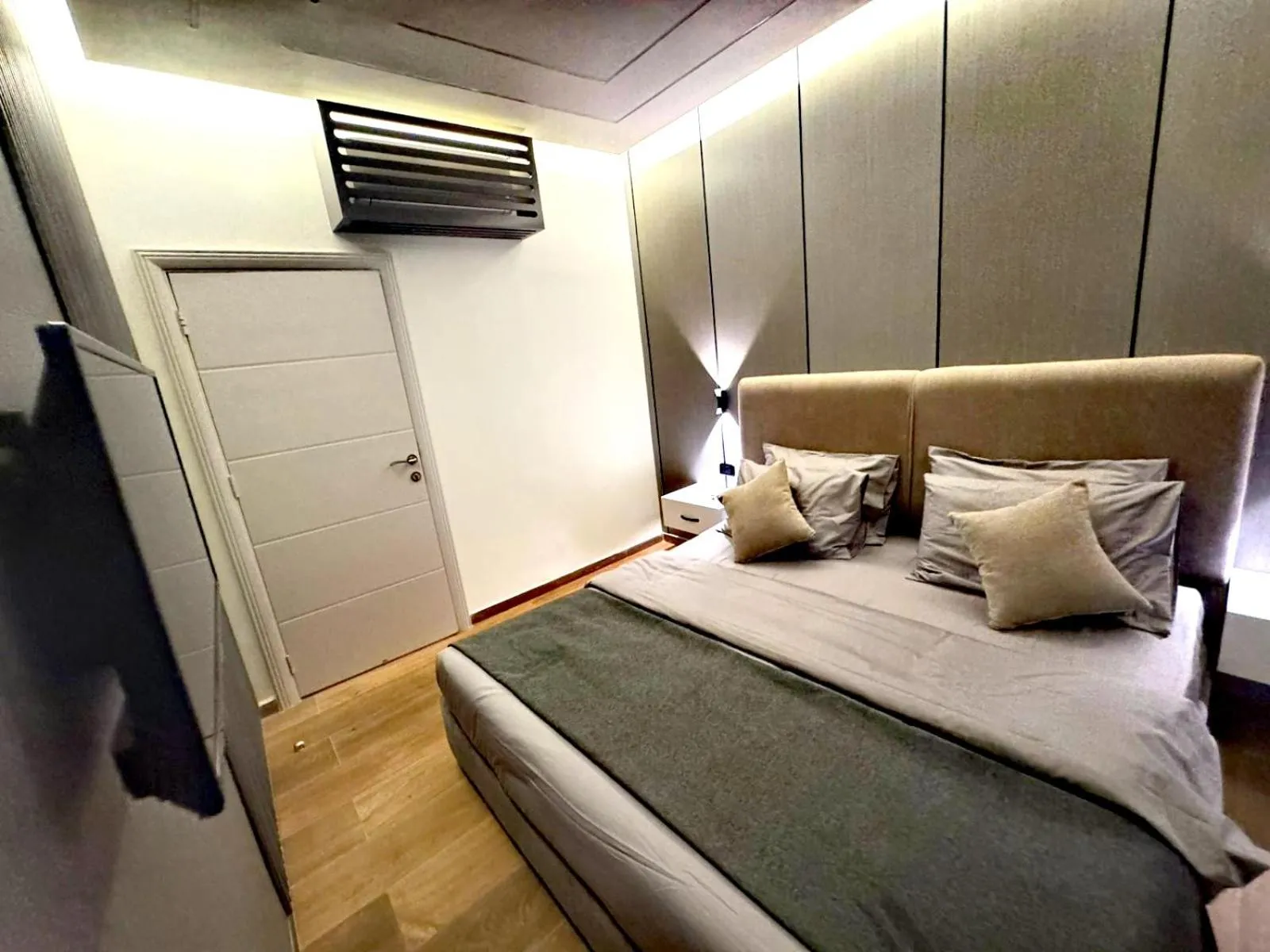 Bedroom, Bed in Queens Suite Hotel