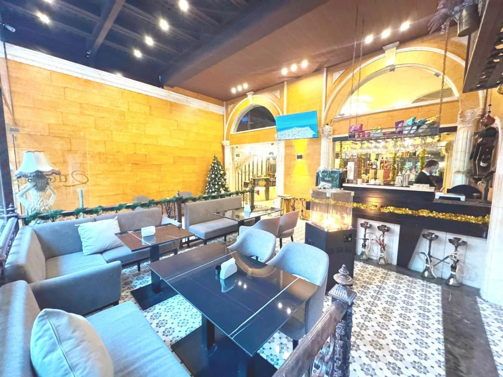 Restaurant/places to eat in Queens Suite Hotel