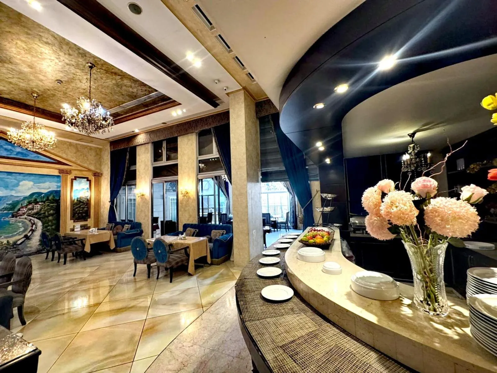 Restaurant/places to eat in Queens Suite Hotel