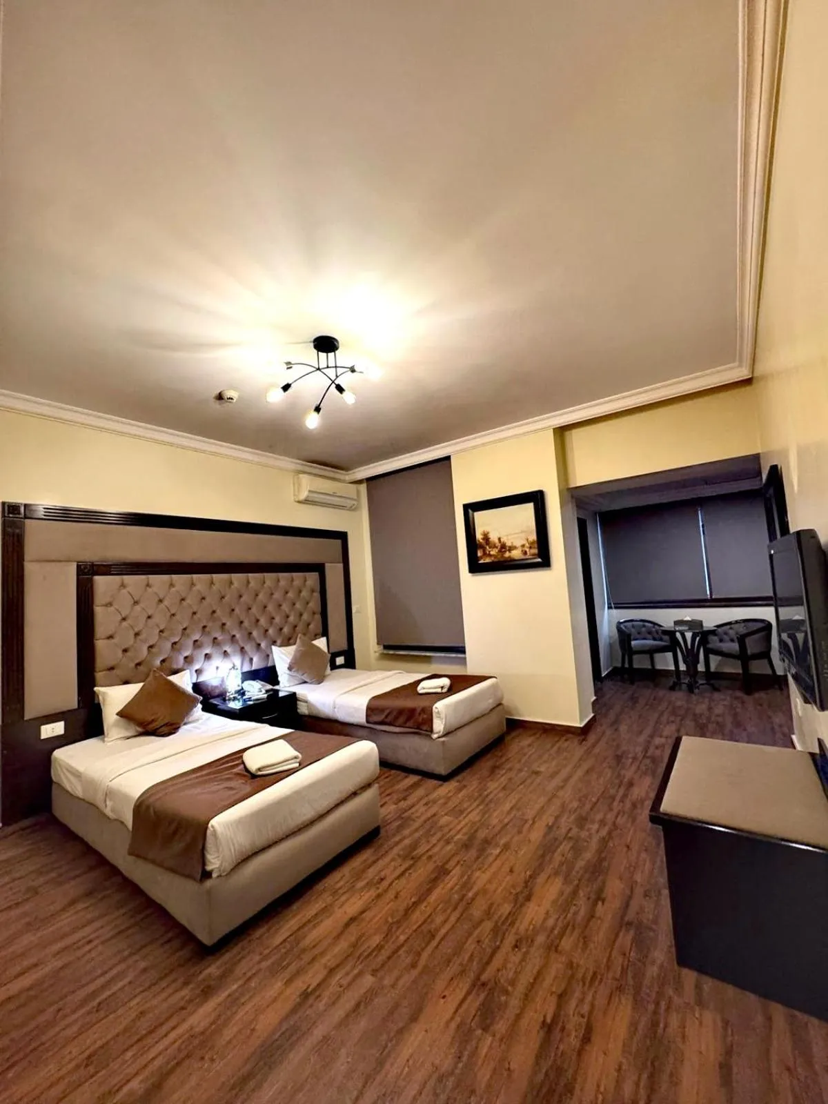 Bedroom, Bed in Queens Suite Hotel