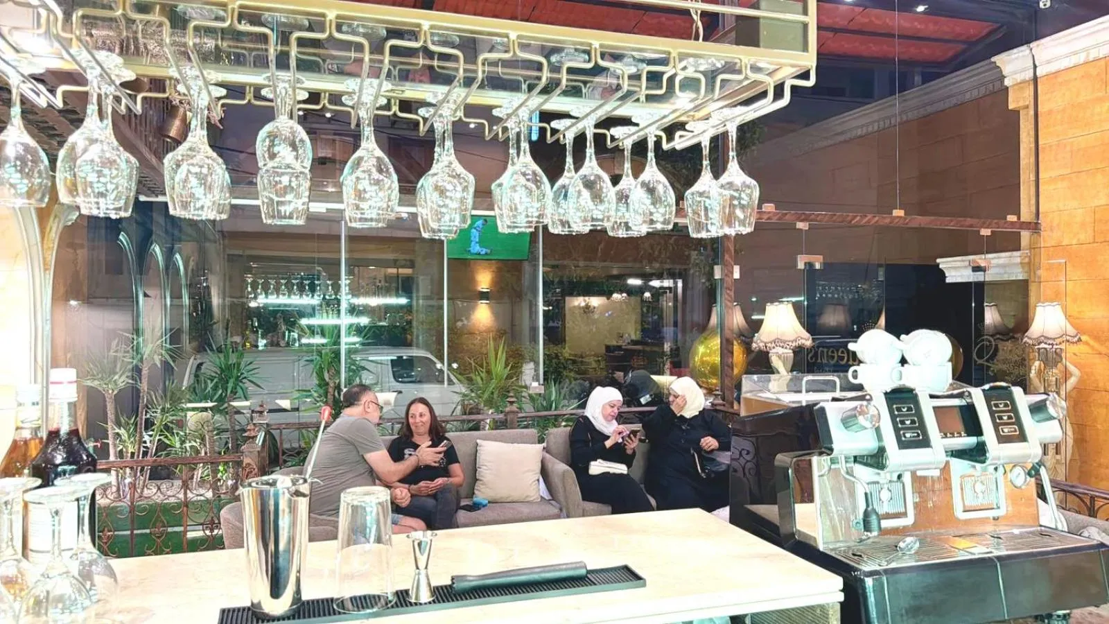 Restaurant/places to eat in Queens Suite Hotel