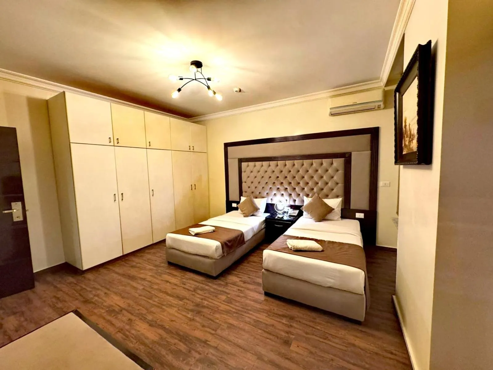 Bedroom, Bed in Queens Suite Hotel