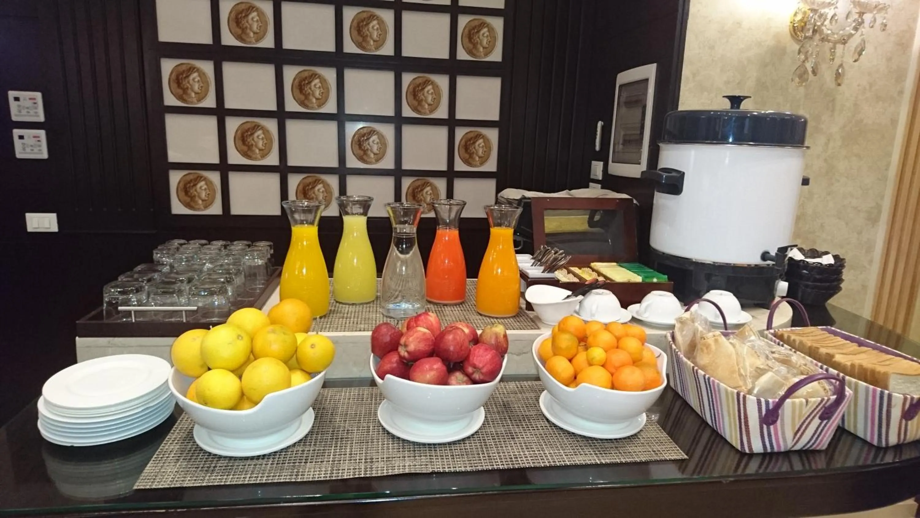 Continental breakfast in Queens Suite Hotel