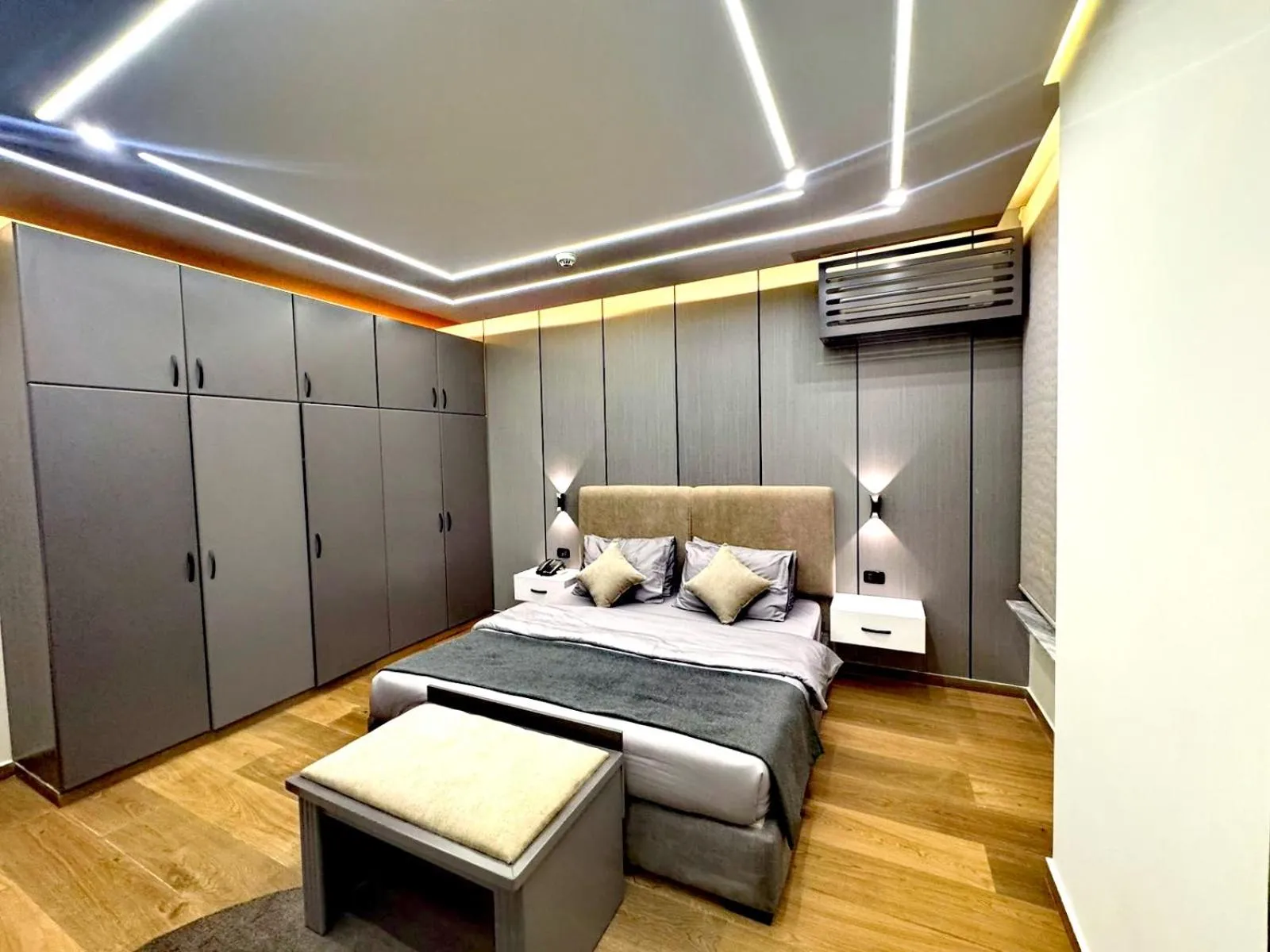 Bedroom, Bed in Queens Suite Hotel