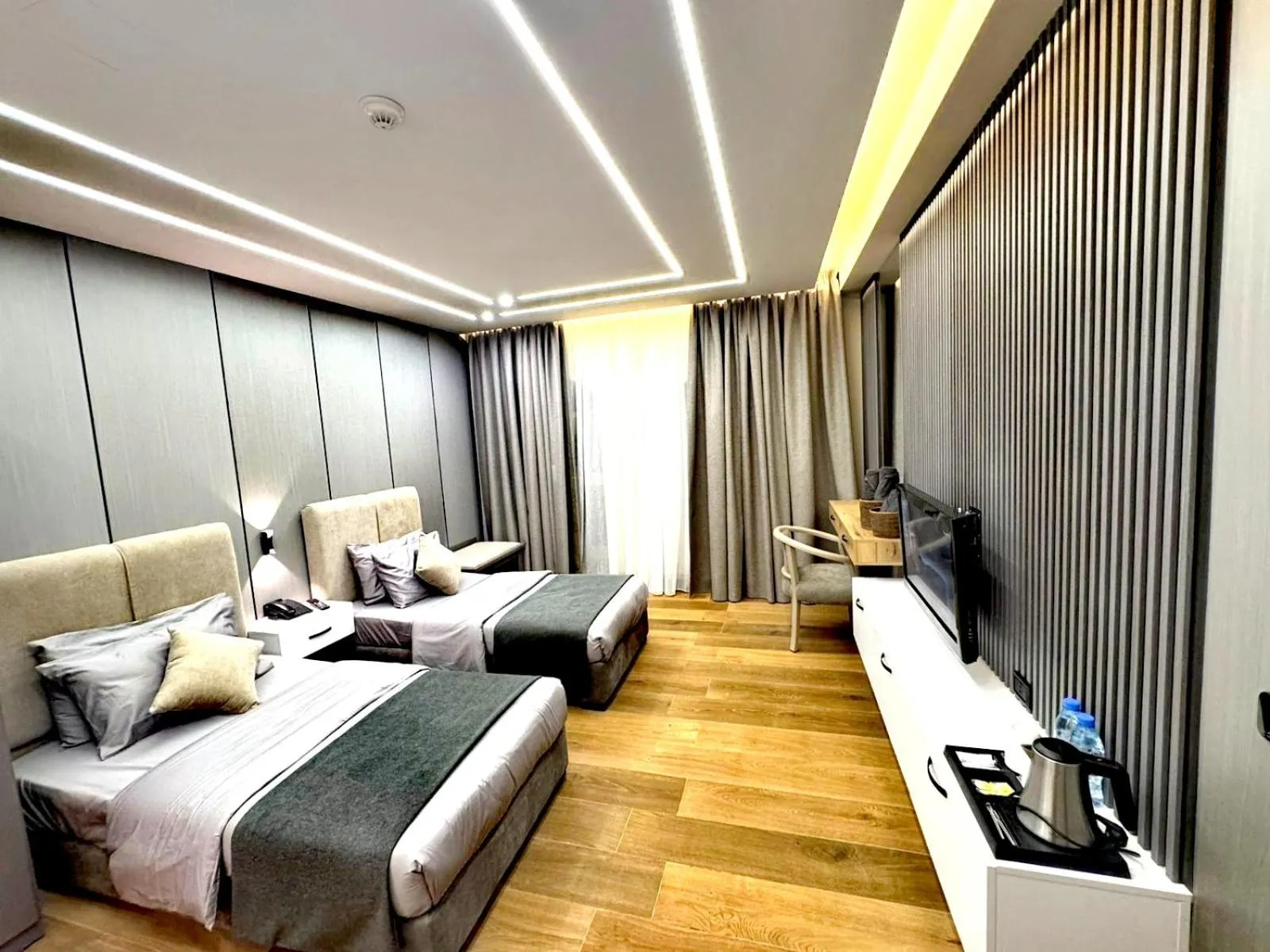 Bedroom, Bed in Queens Suite Hotel