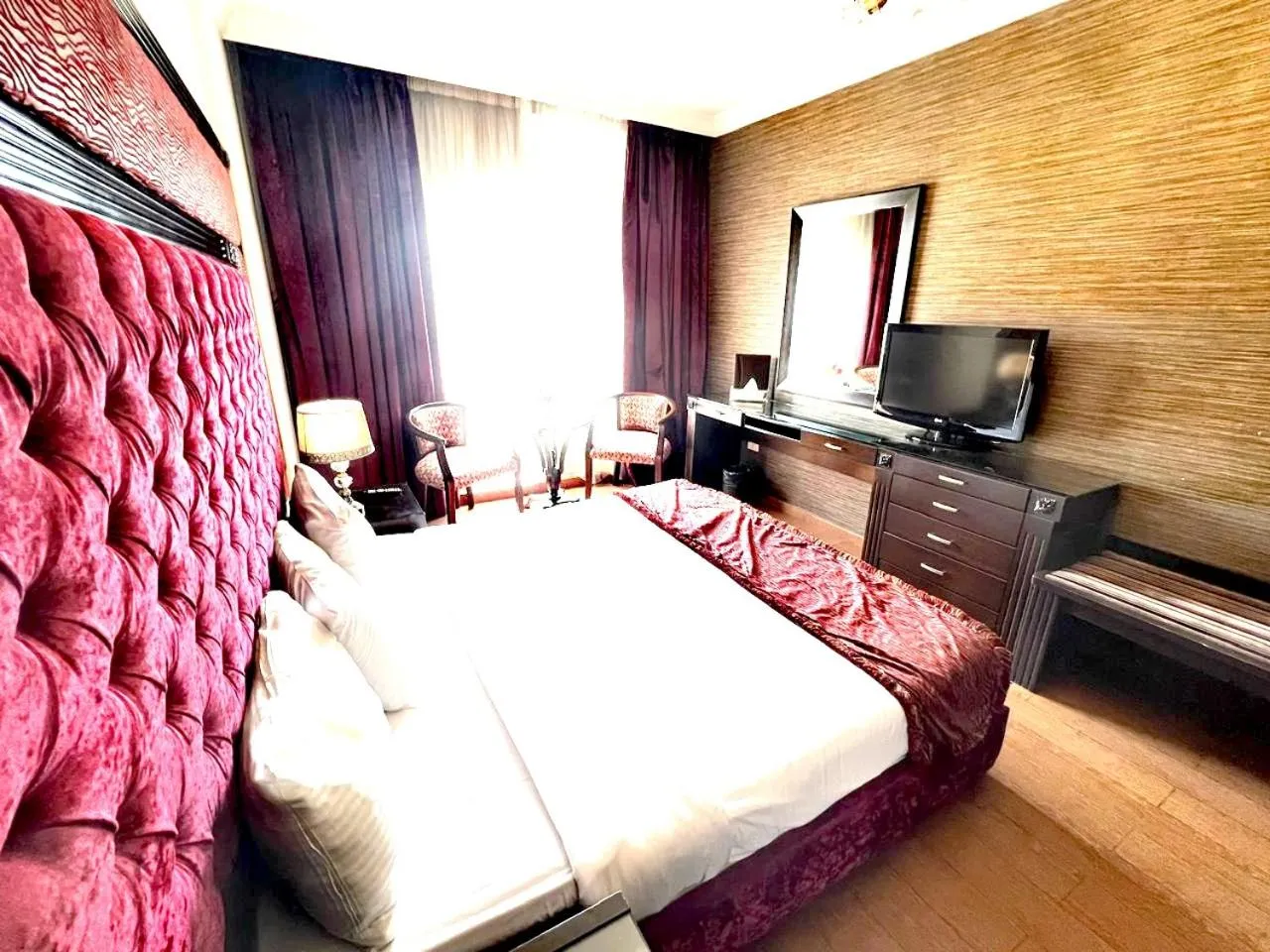 Photo of the whole room, Bed in Queens Suite Hotel