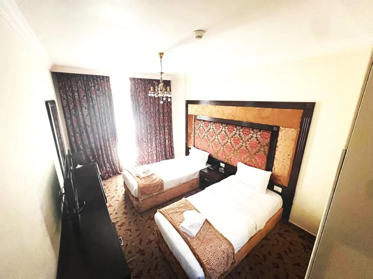 Bedroom, Bed in Queens Suite Hotel