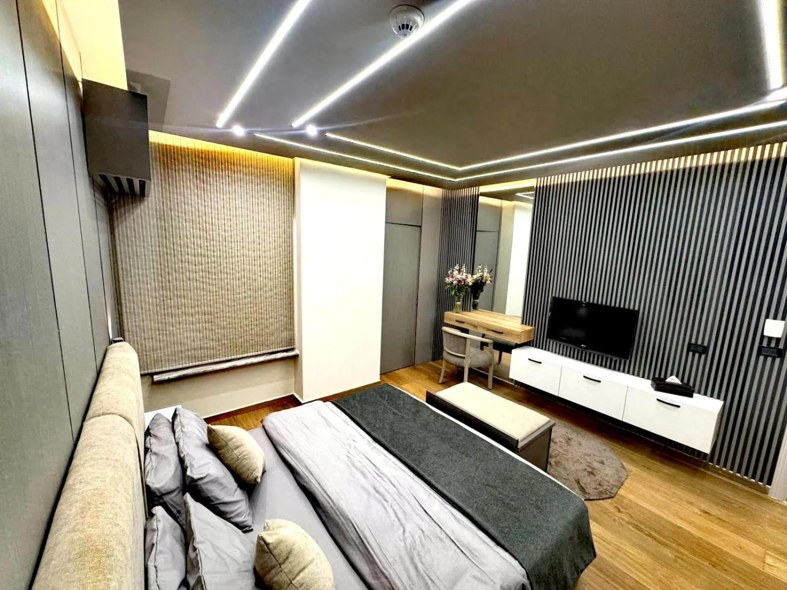 Bedroom, Bed in Queens Suite Hotel