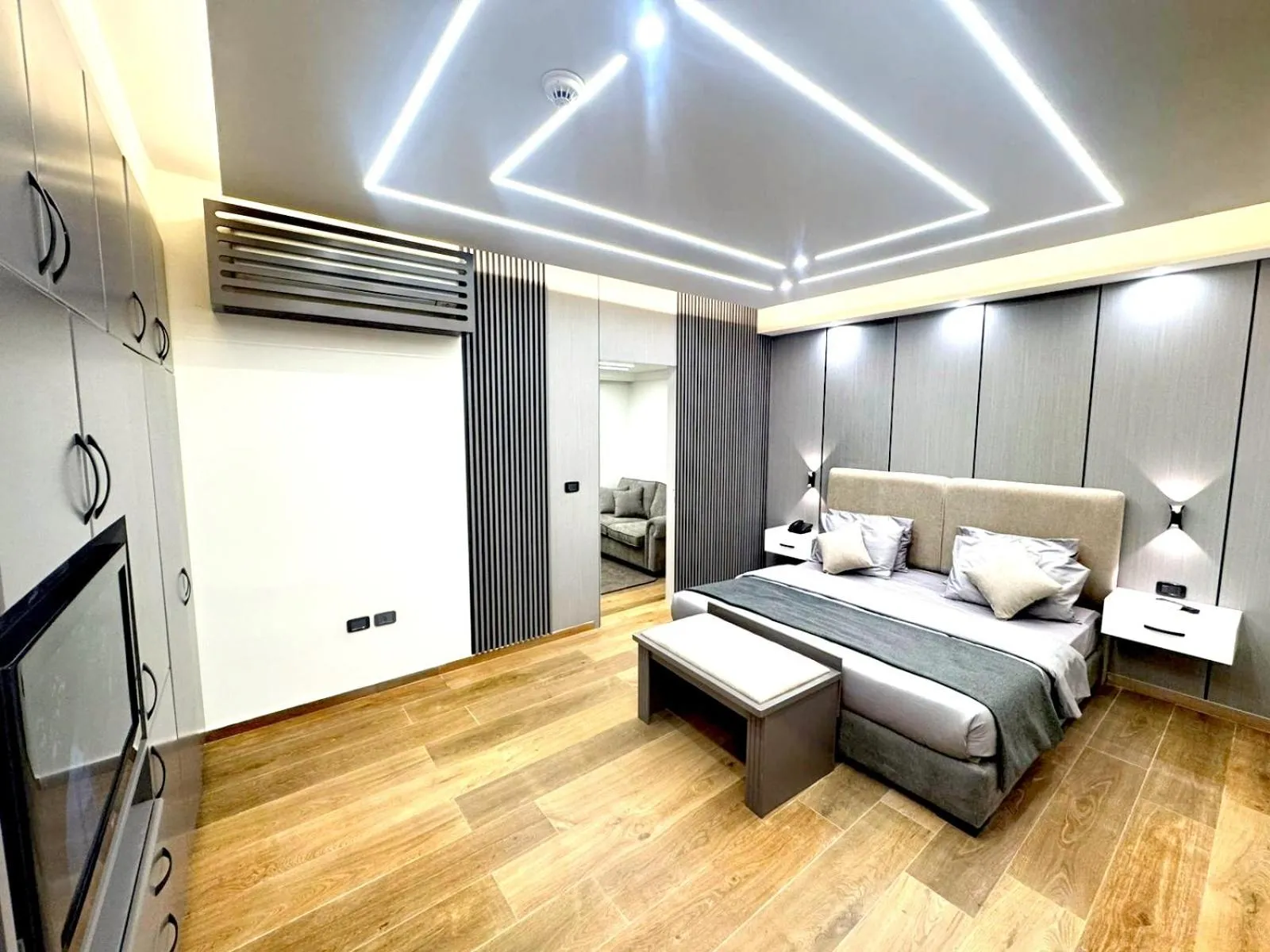 Bedroom, Bed in Queens Suite Hotel