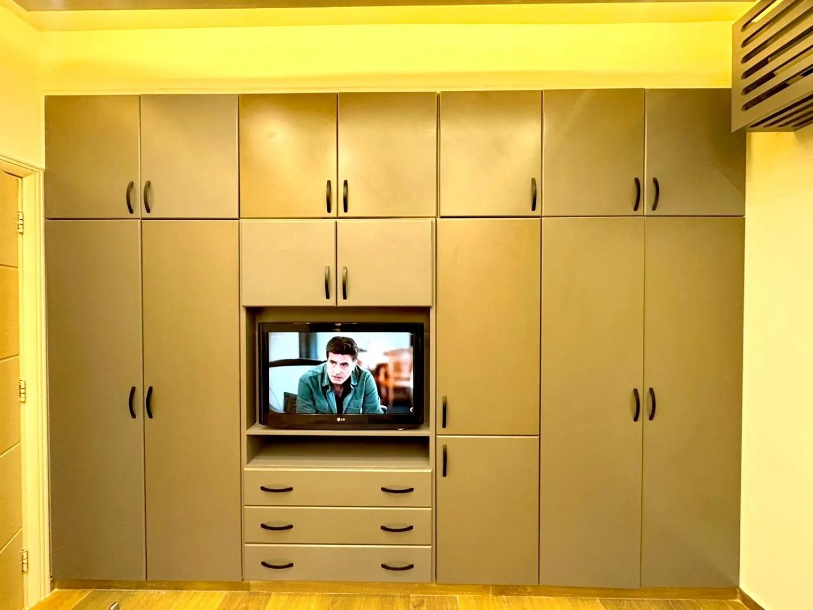 wardrobe in Queens Suite Hotel