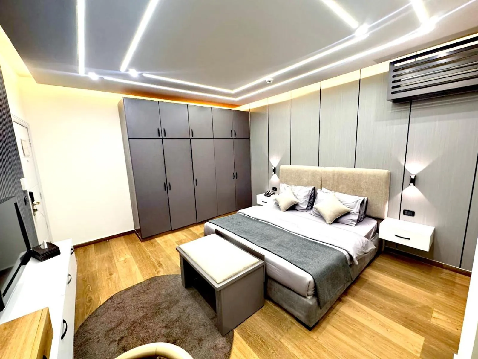 Bedroom, Bed in Queens Suite Hotel