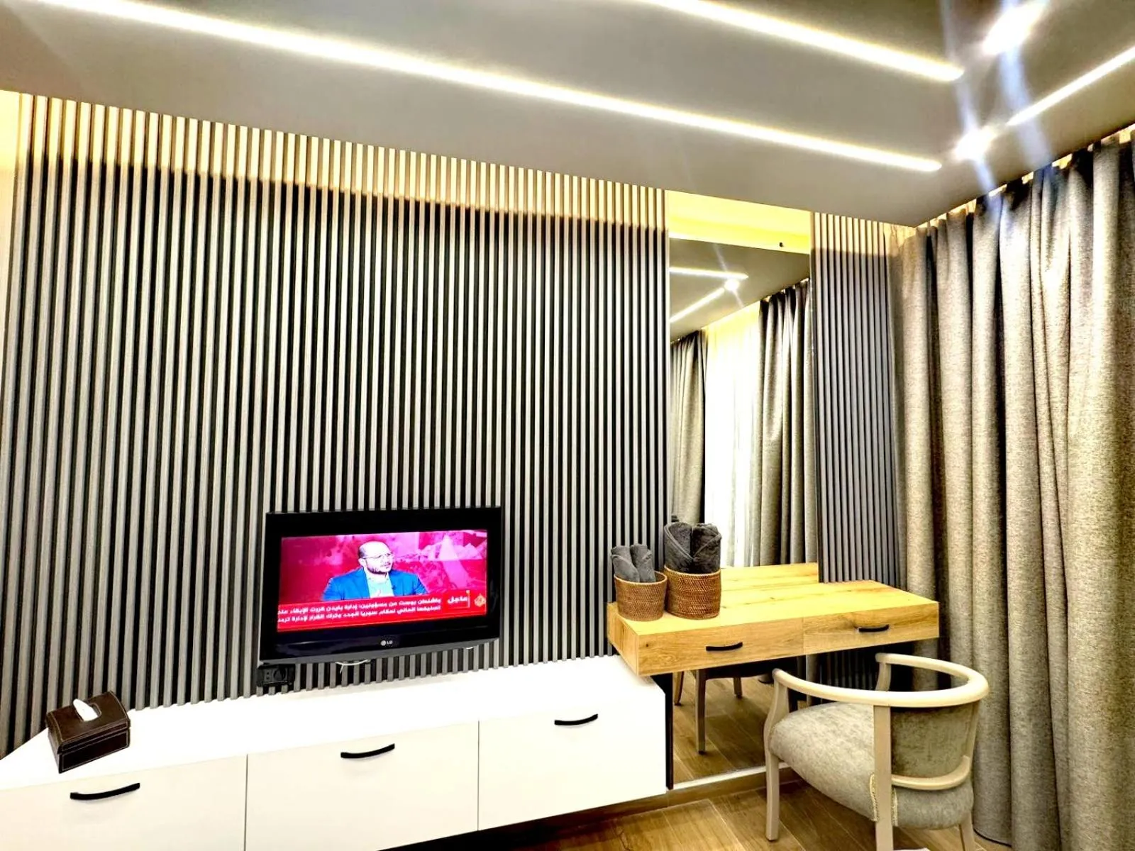 TV and multimedia in Queens Suite Hotel