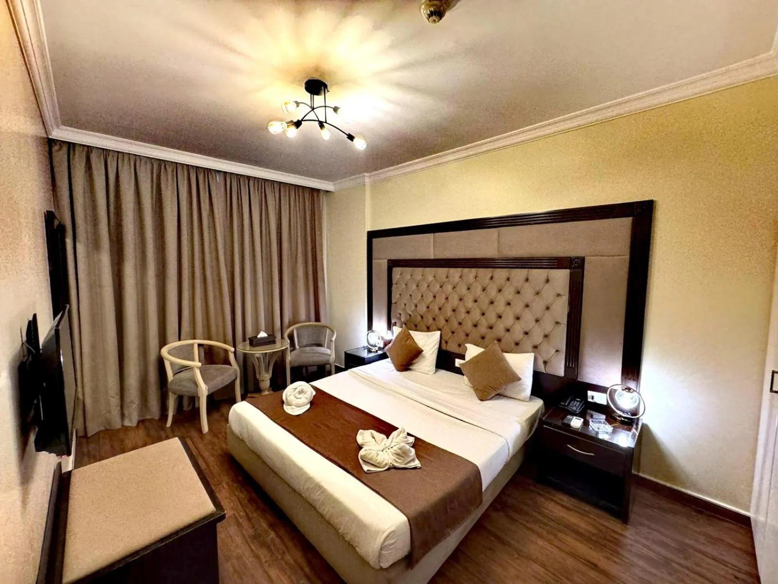 Bedroom, Bed in Queens Suite Hotel