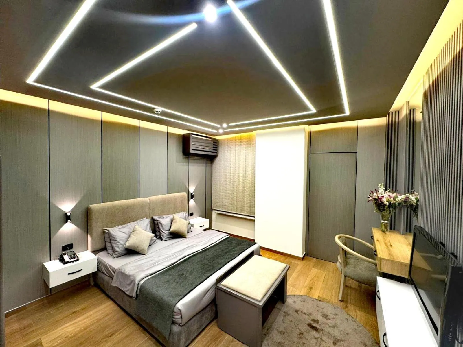 Bedroom, Bed in Queens Suite Hotel