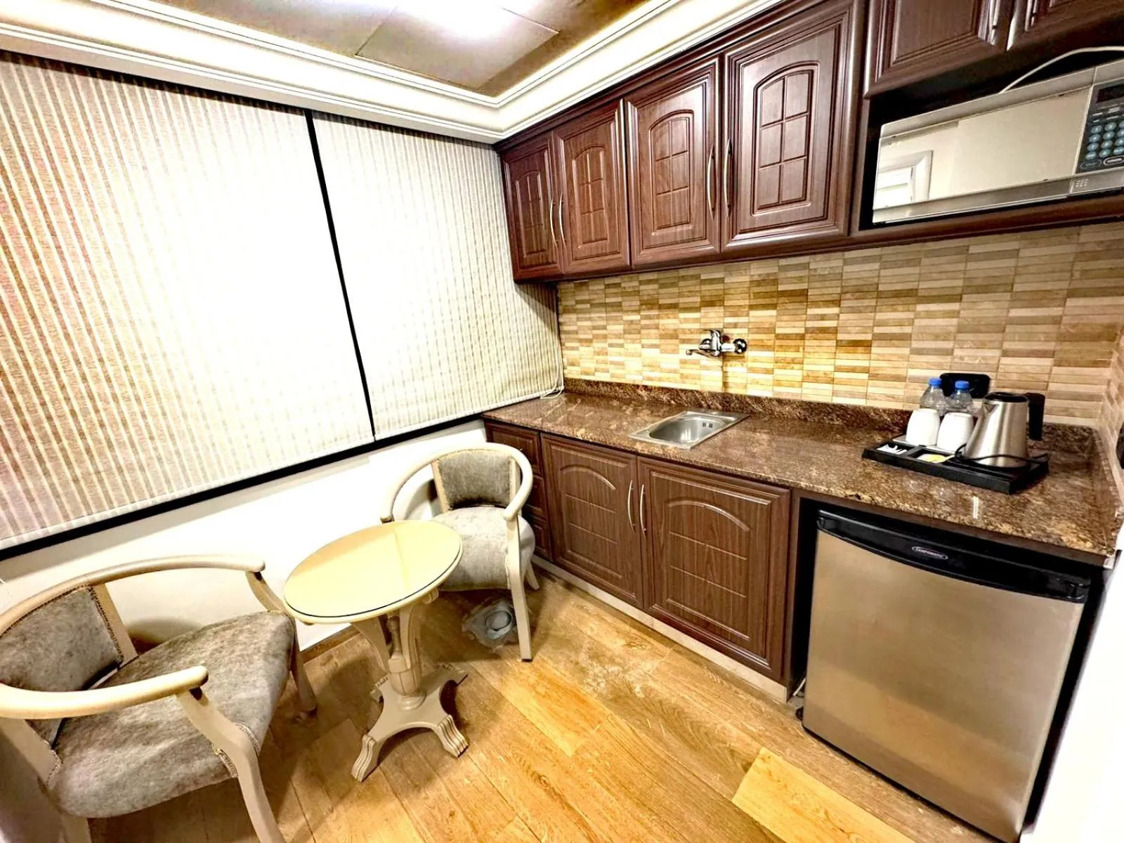 kitchen in Queens Suite Hotel