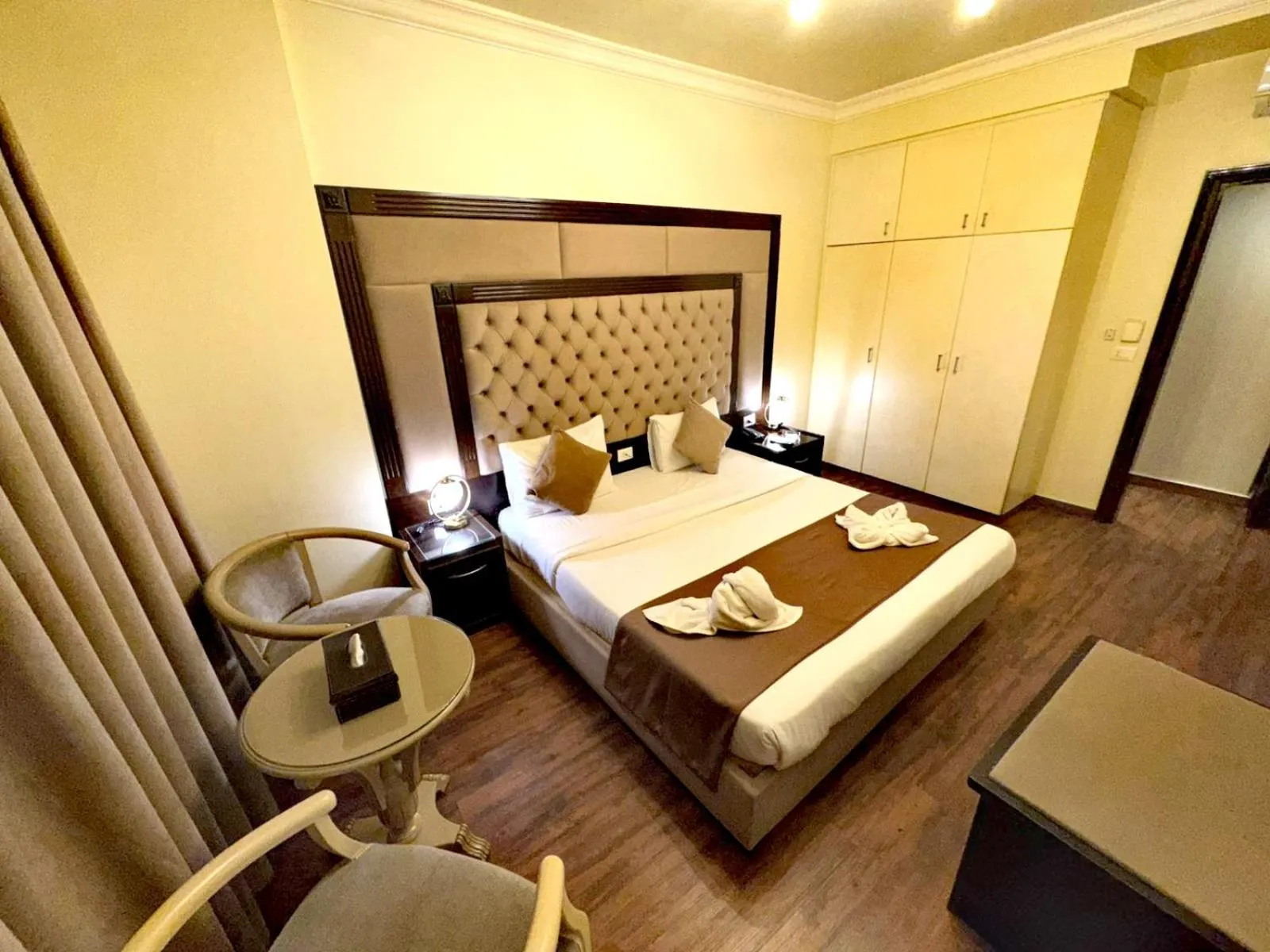 Bedroom, Bed in Queens Suite Hotel