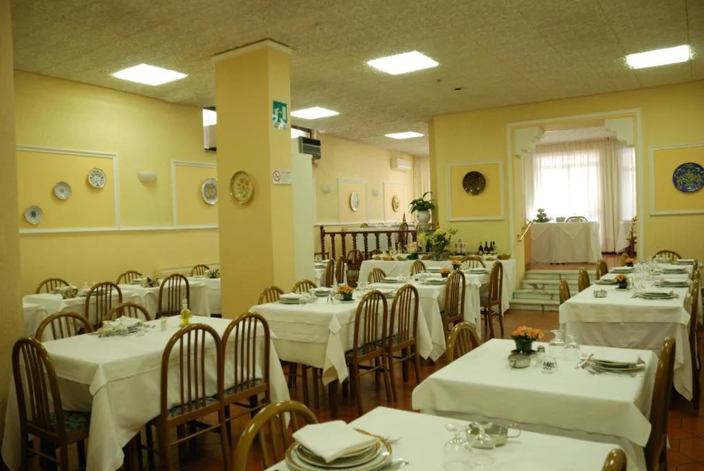 Restaurant/places to eat in Hotel Iris Crillon