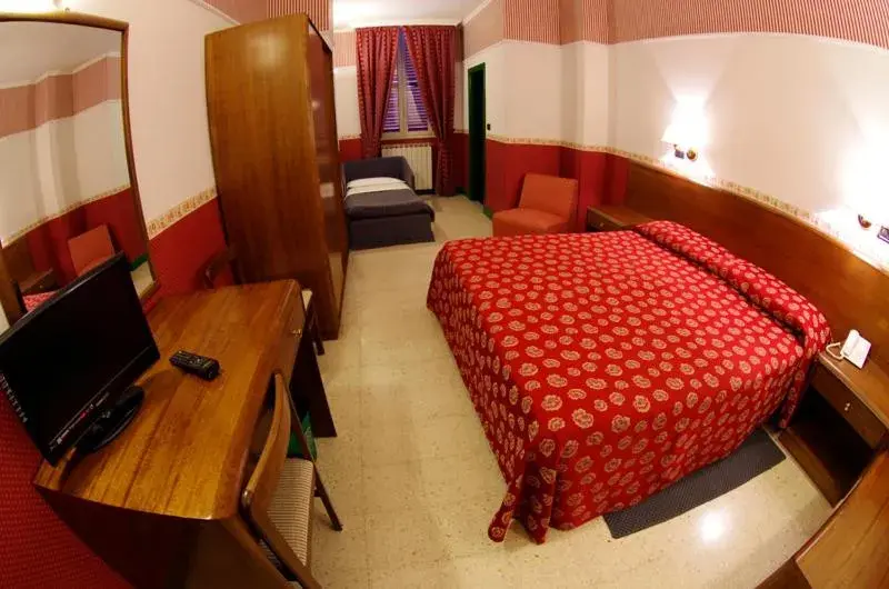 Triple Room in Hotel Iris Crillon Triple Room in Hotel Iris Crillon