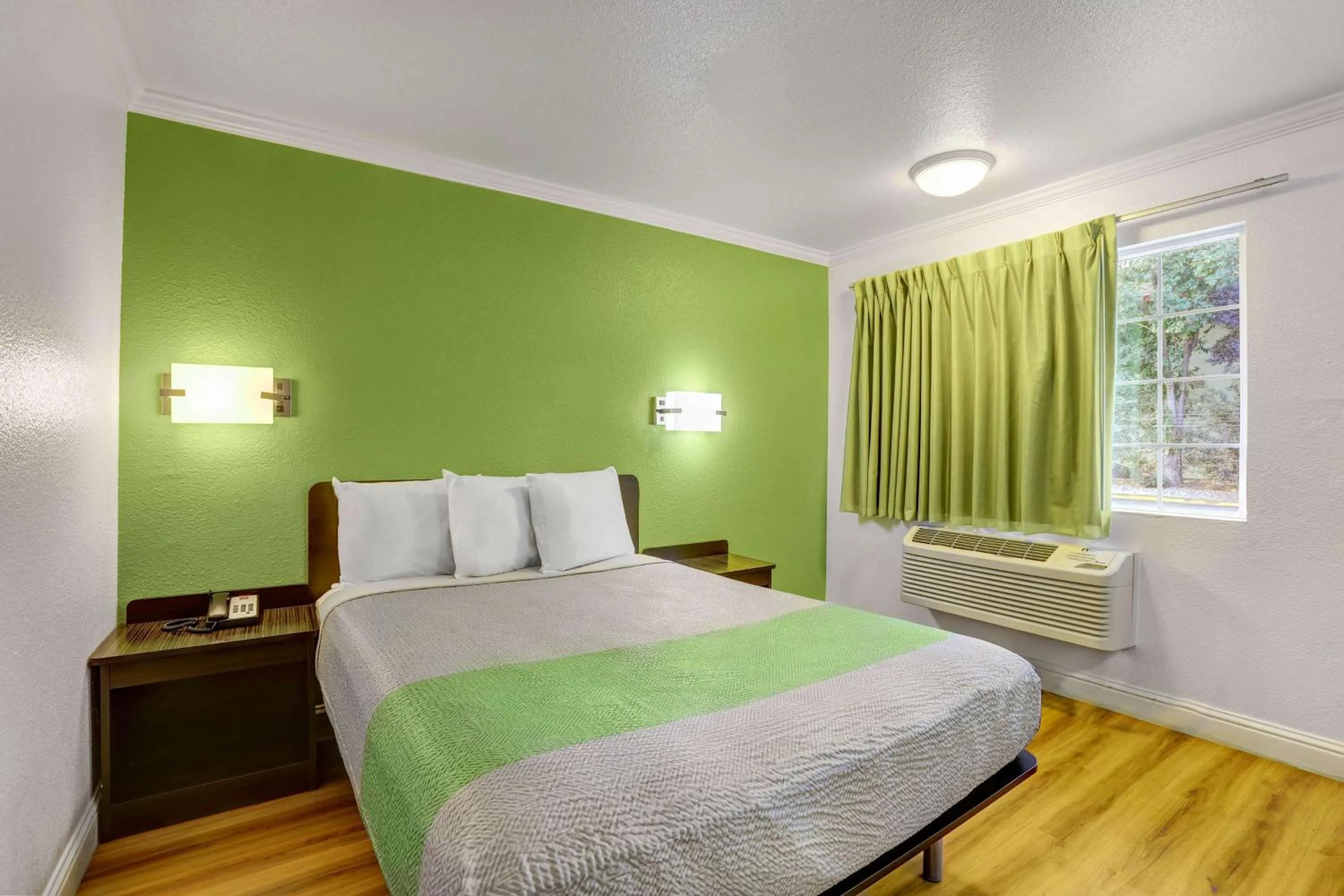 Photo of the whole room, Bed in Motel 6-King City, CA