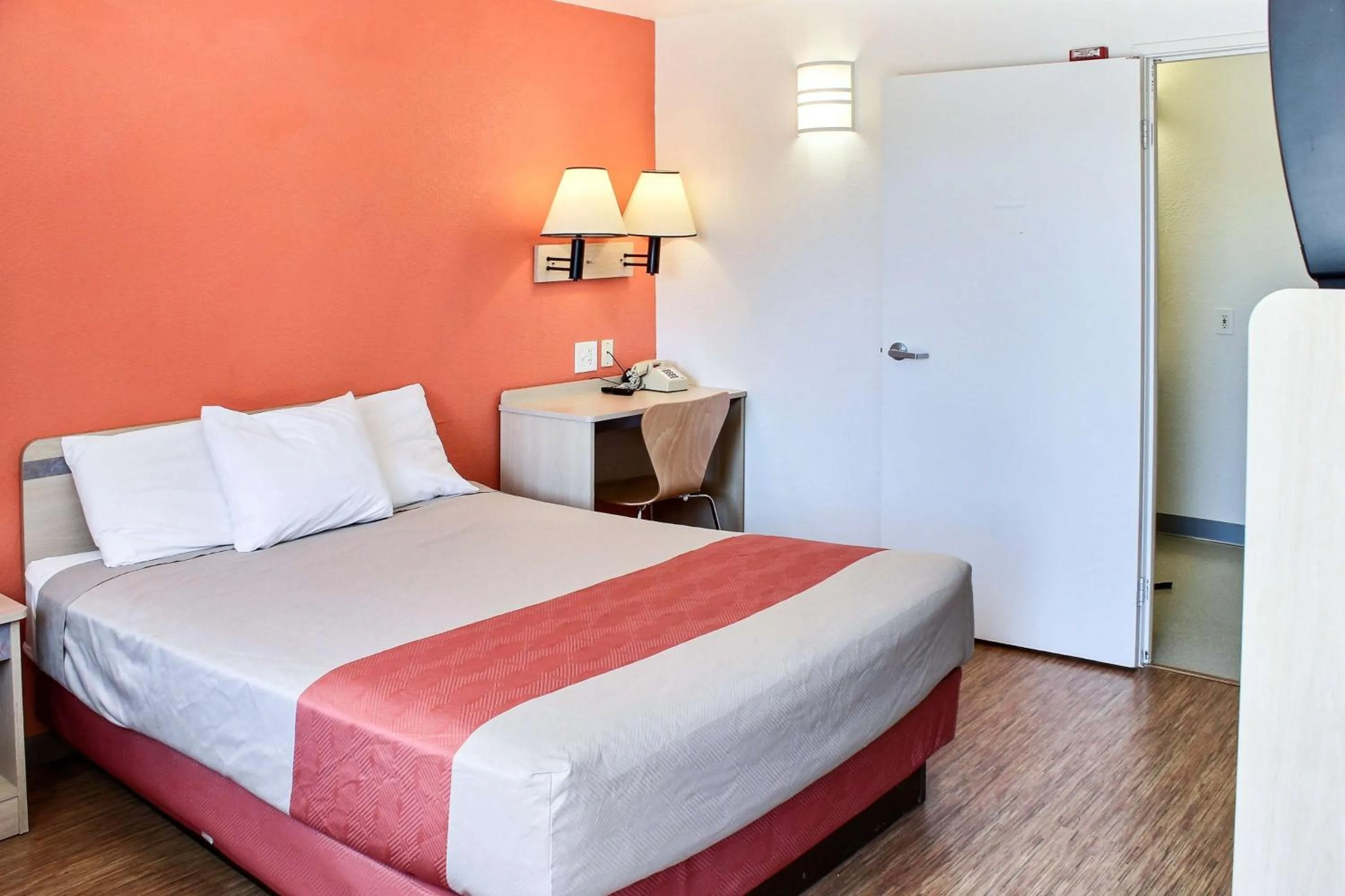 Photo of the whole room, Bed in Motel 6-King City, CA