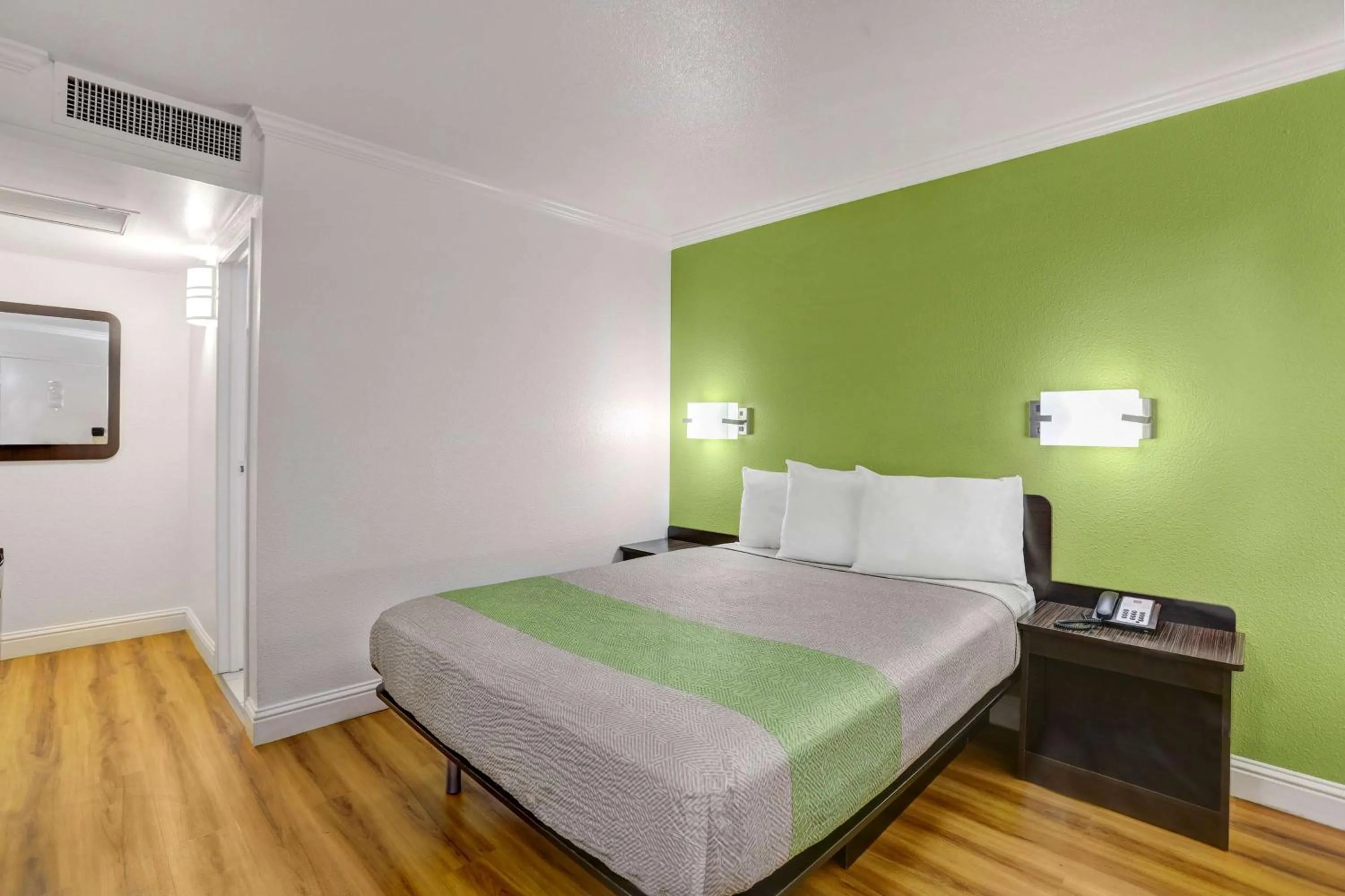 Photo of the whole room, Bed in Motel 6-King City, CA