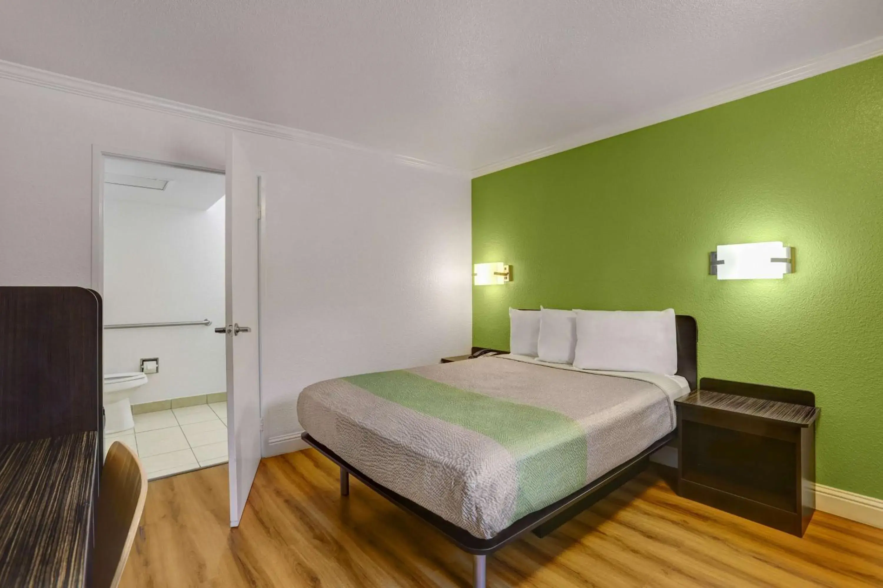 Deluxe King Room - single occupancy - Non-Smoking in Motel 6-King City, CA Deluxe King Room - single occupancy - Non-Smoking in Motel 6-King City, CA