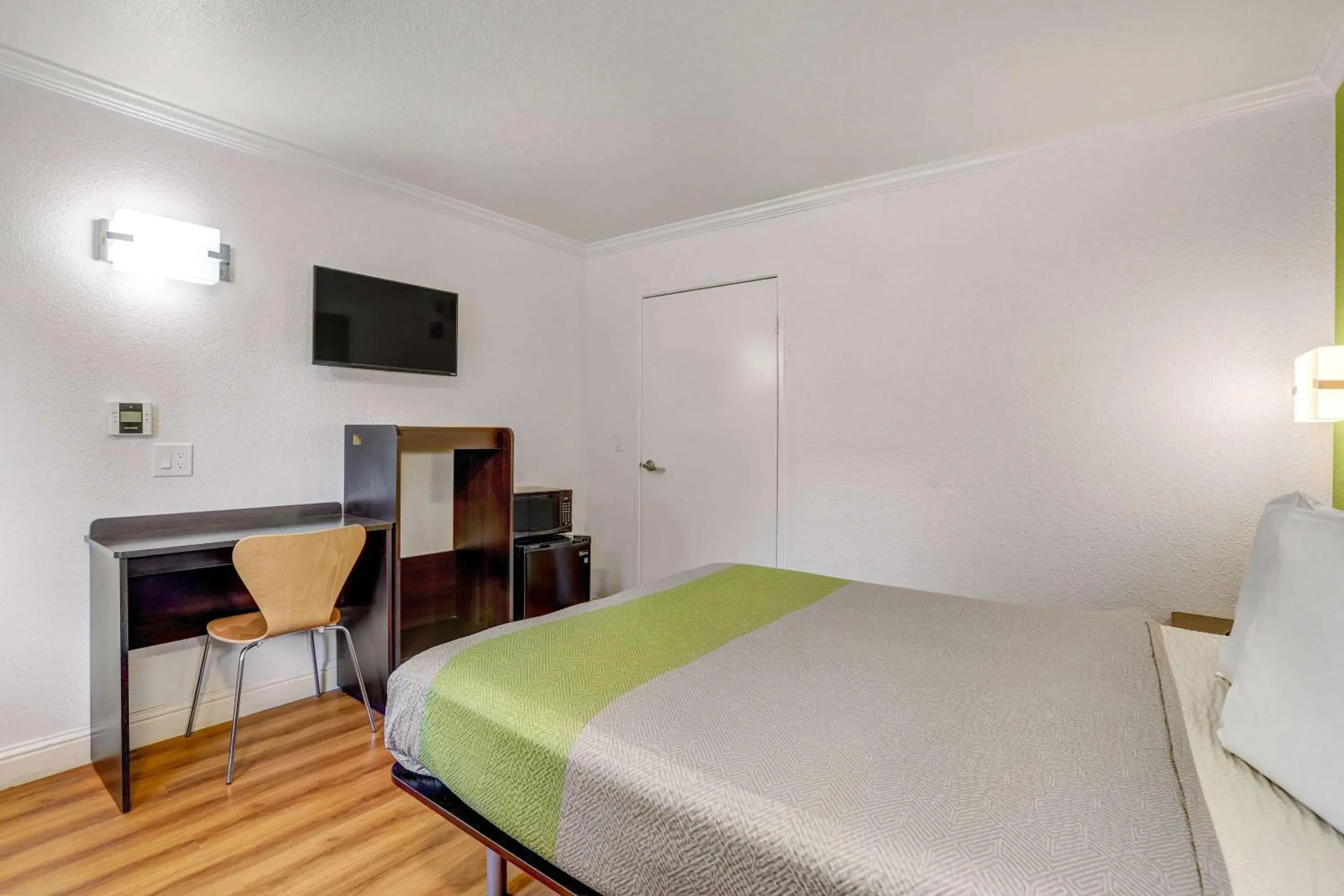 Deluxe Queen Room - single occupancy - Non-Smoking in Motel 6-King City, CA Deluxe Queen Room - single occupancy - Non-Smoking in Motel 6-King City, CA