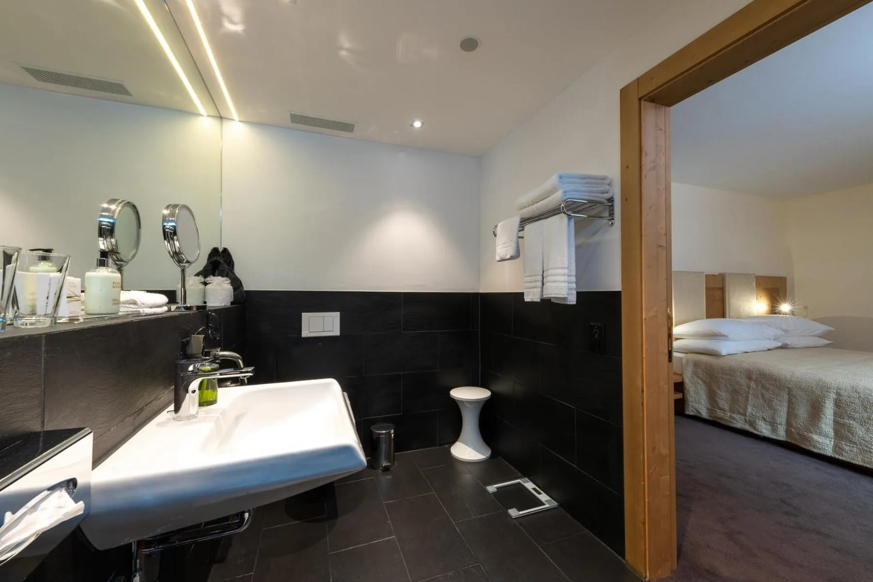 Bathroom, Bed in Nira Alpina