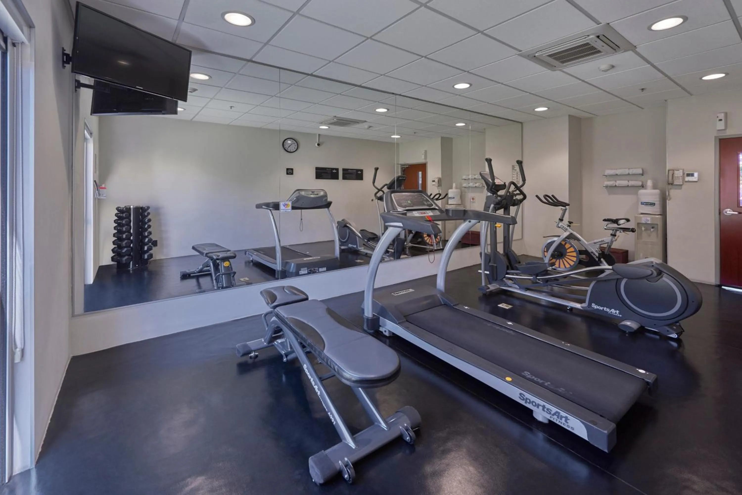 Fitness centre/facilities in City Express by Marriott Queretaro