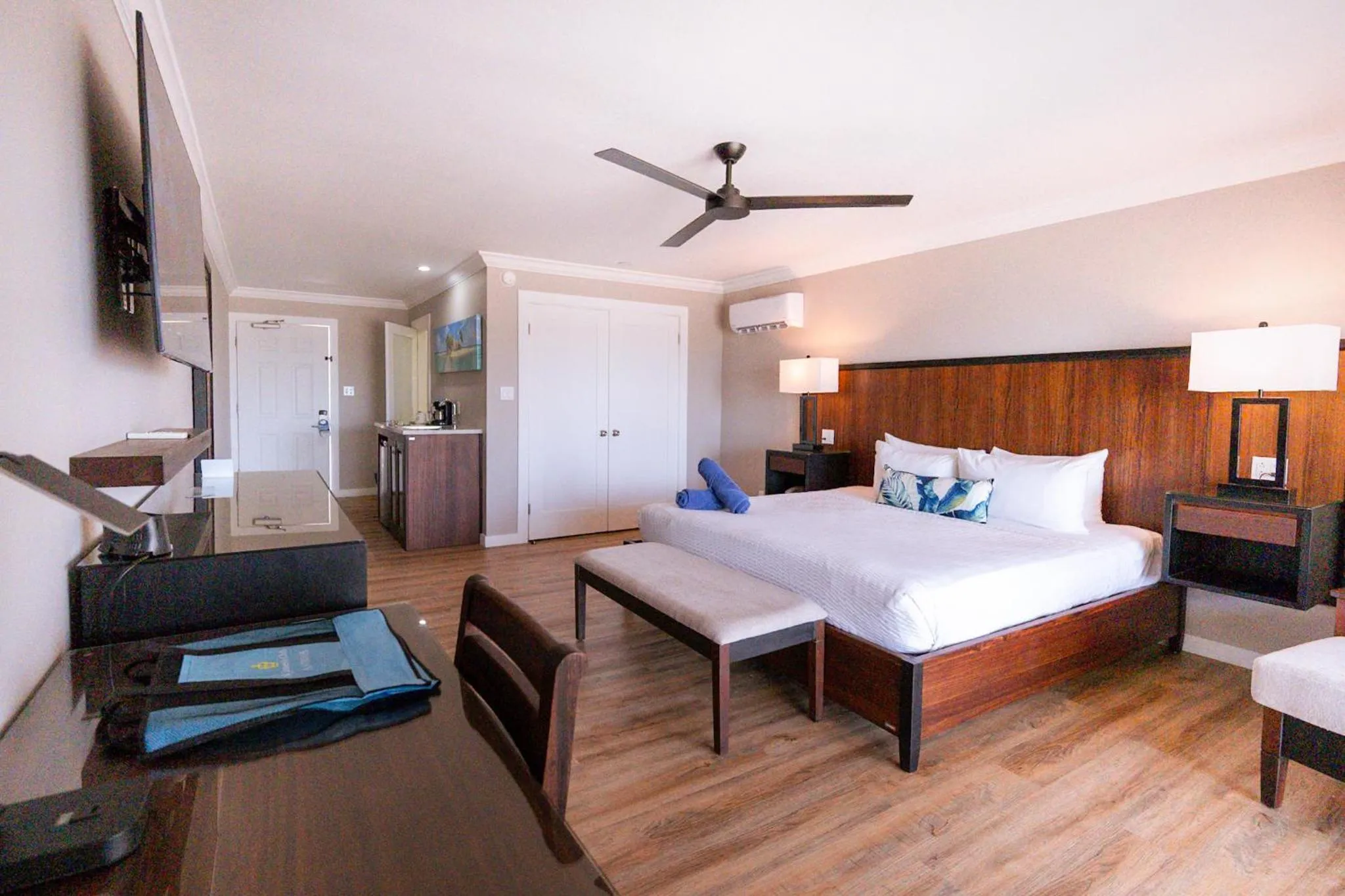 Bedroom, Bed in St. James's Club Resort - All Inclusive