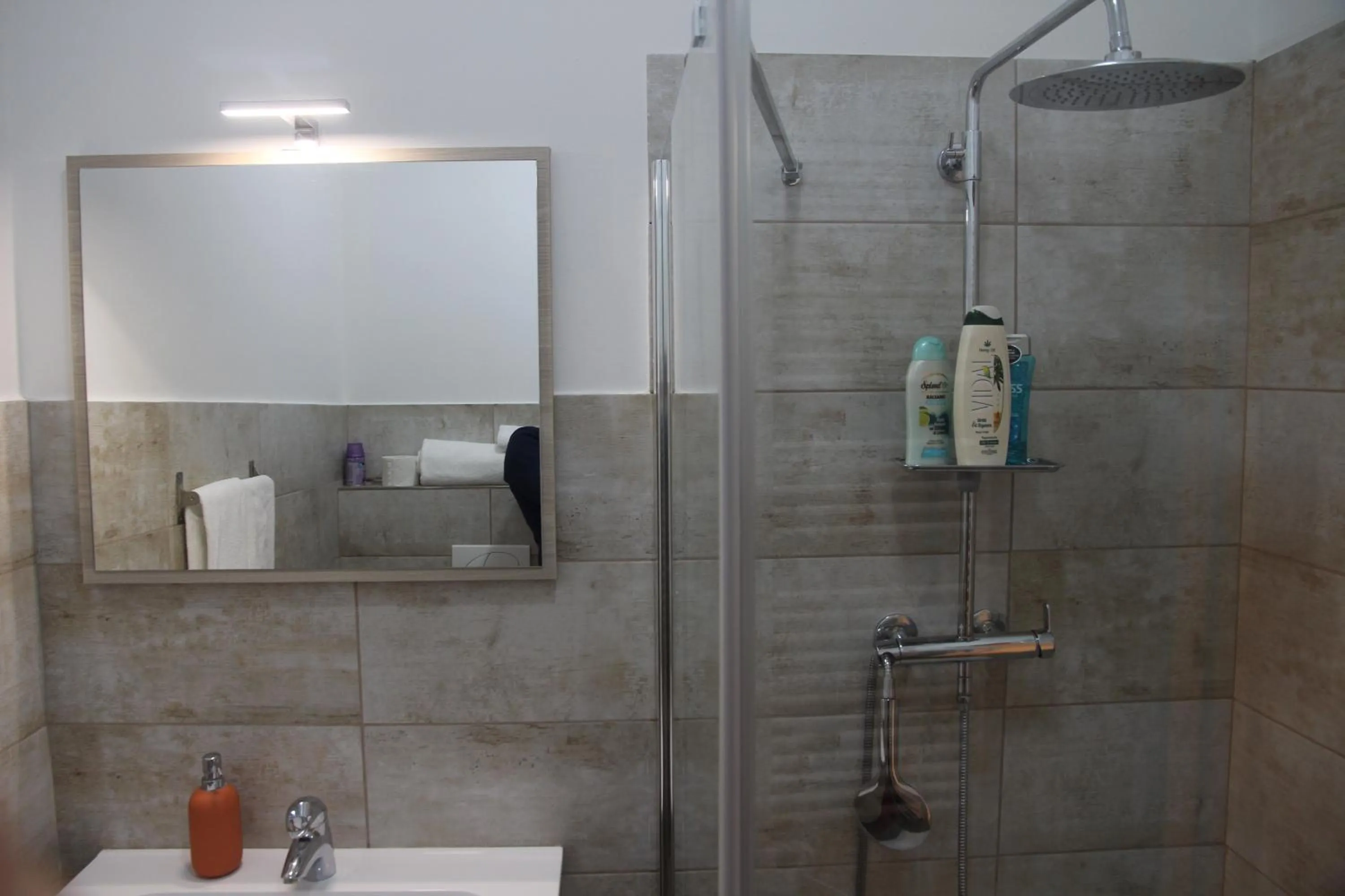 ES - Essential Solution & Emotion Stories (locazione turistica)