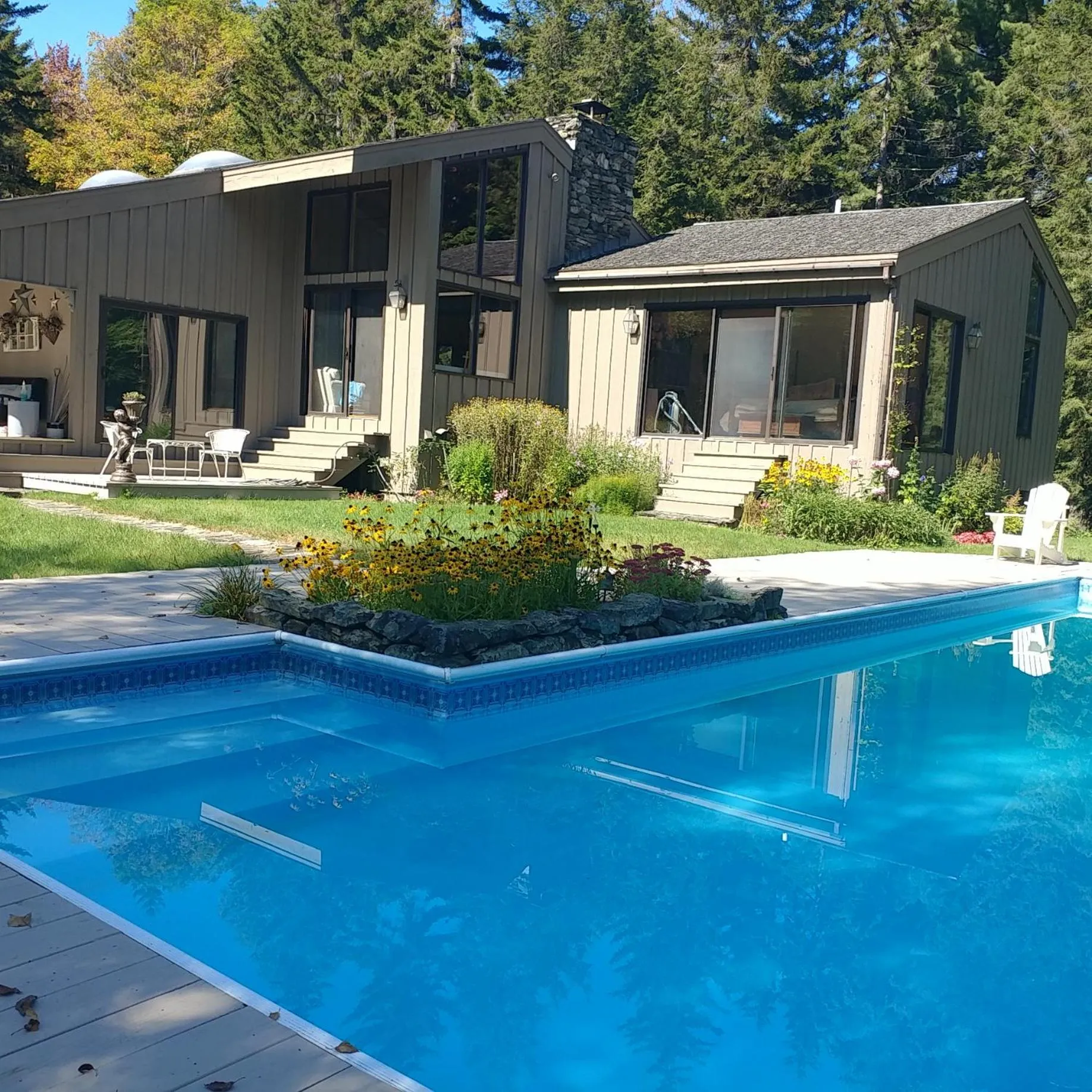 Swimming pool in Cricket Hill Lodging