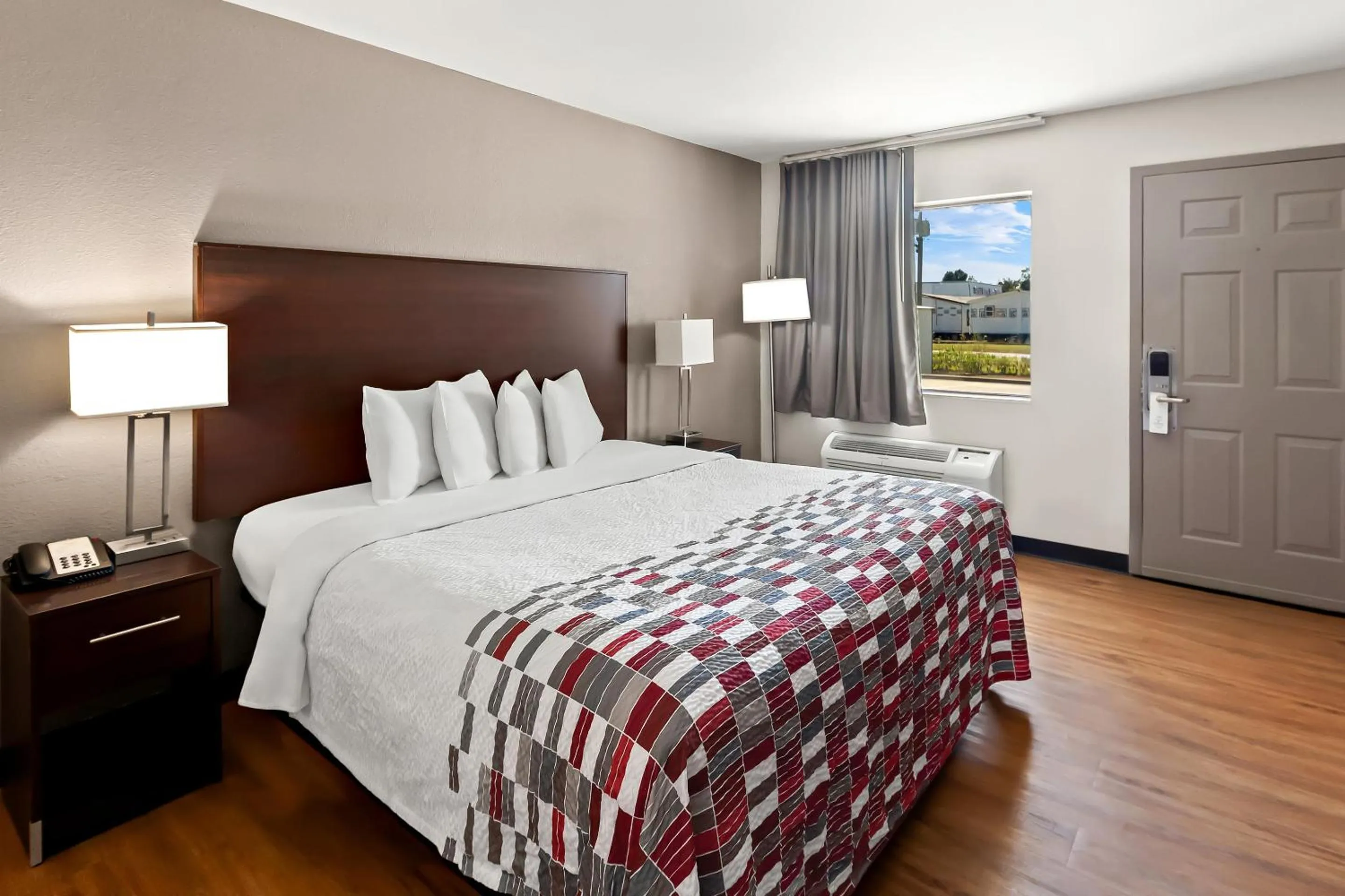 Bedroom, Bed in Red Roof Inn Muscle Shoals