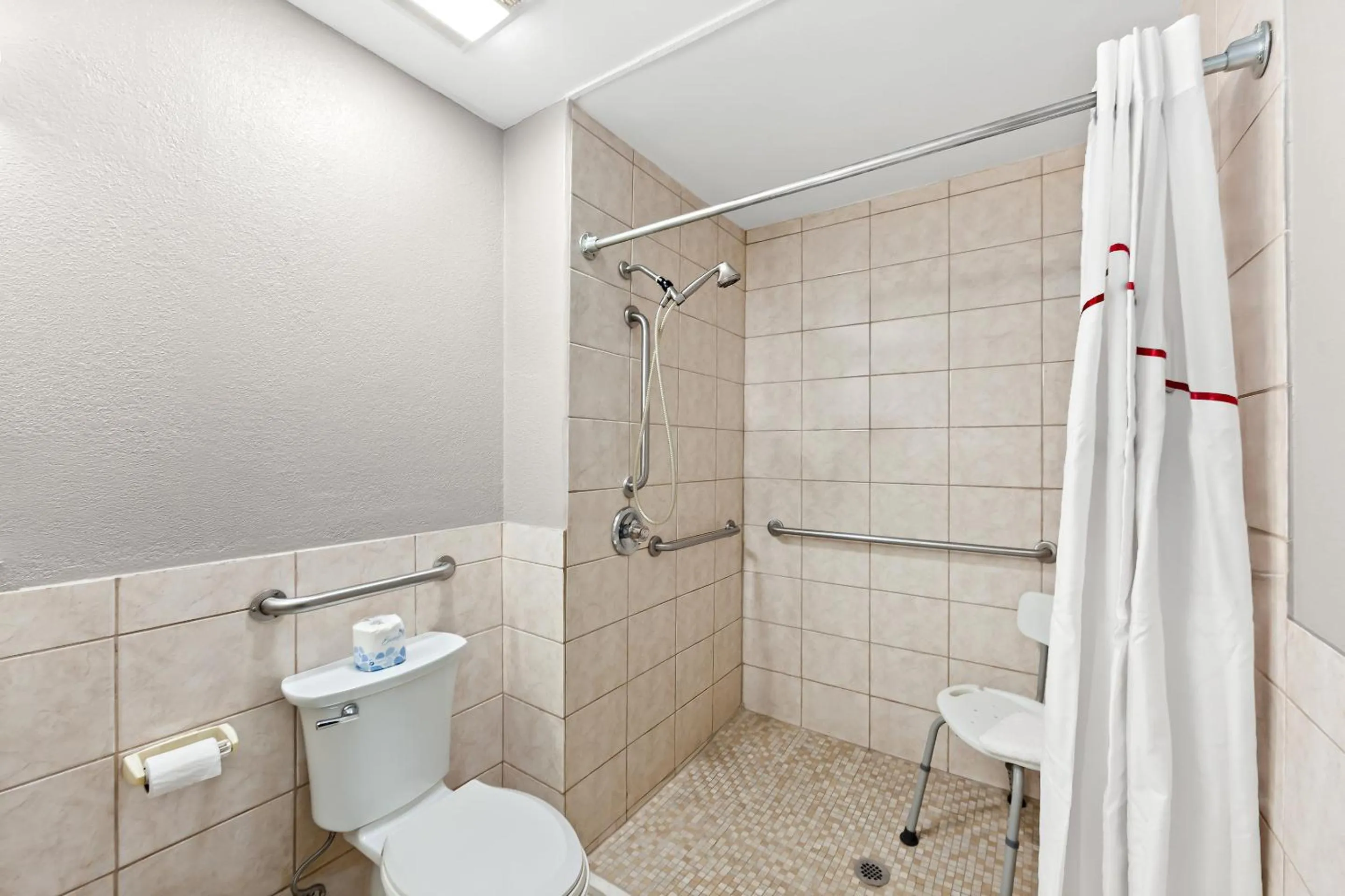 Bathroom in Red Roof Inn Muscle Shoals