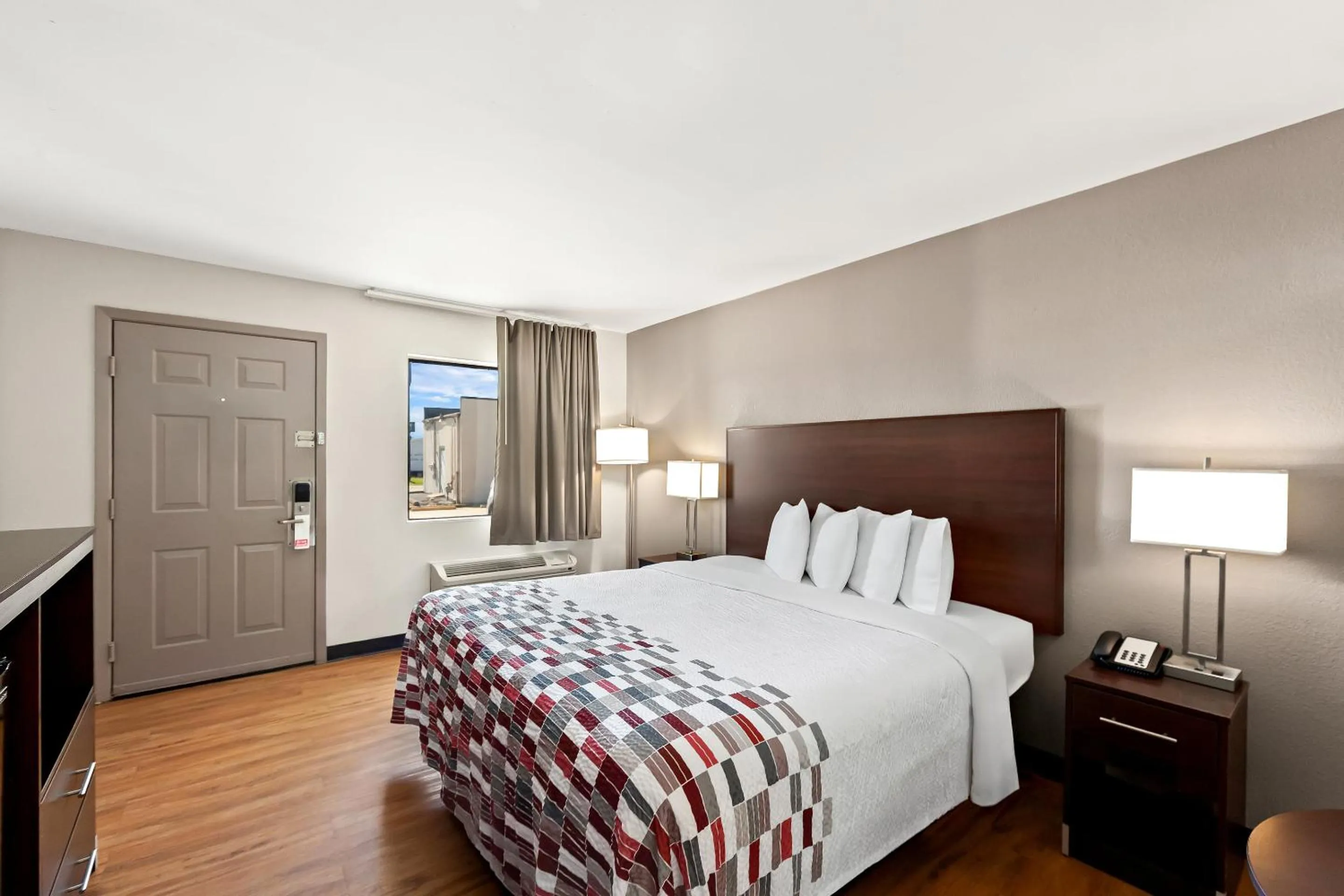 Bedroom, Bed in Red Roof Inn Muscle Shoals