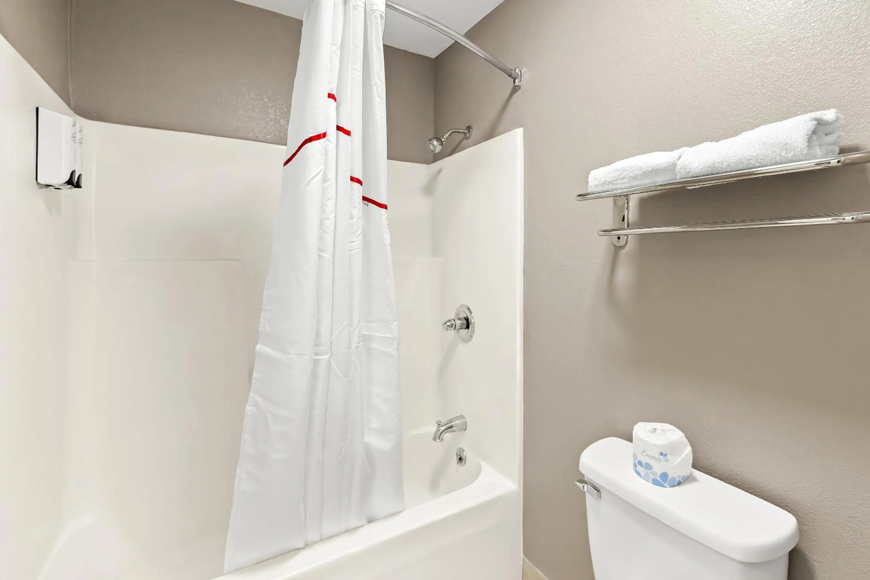 Bathroom in Red Roof Inn Muscle Shoals