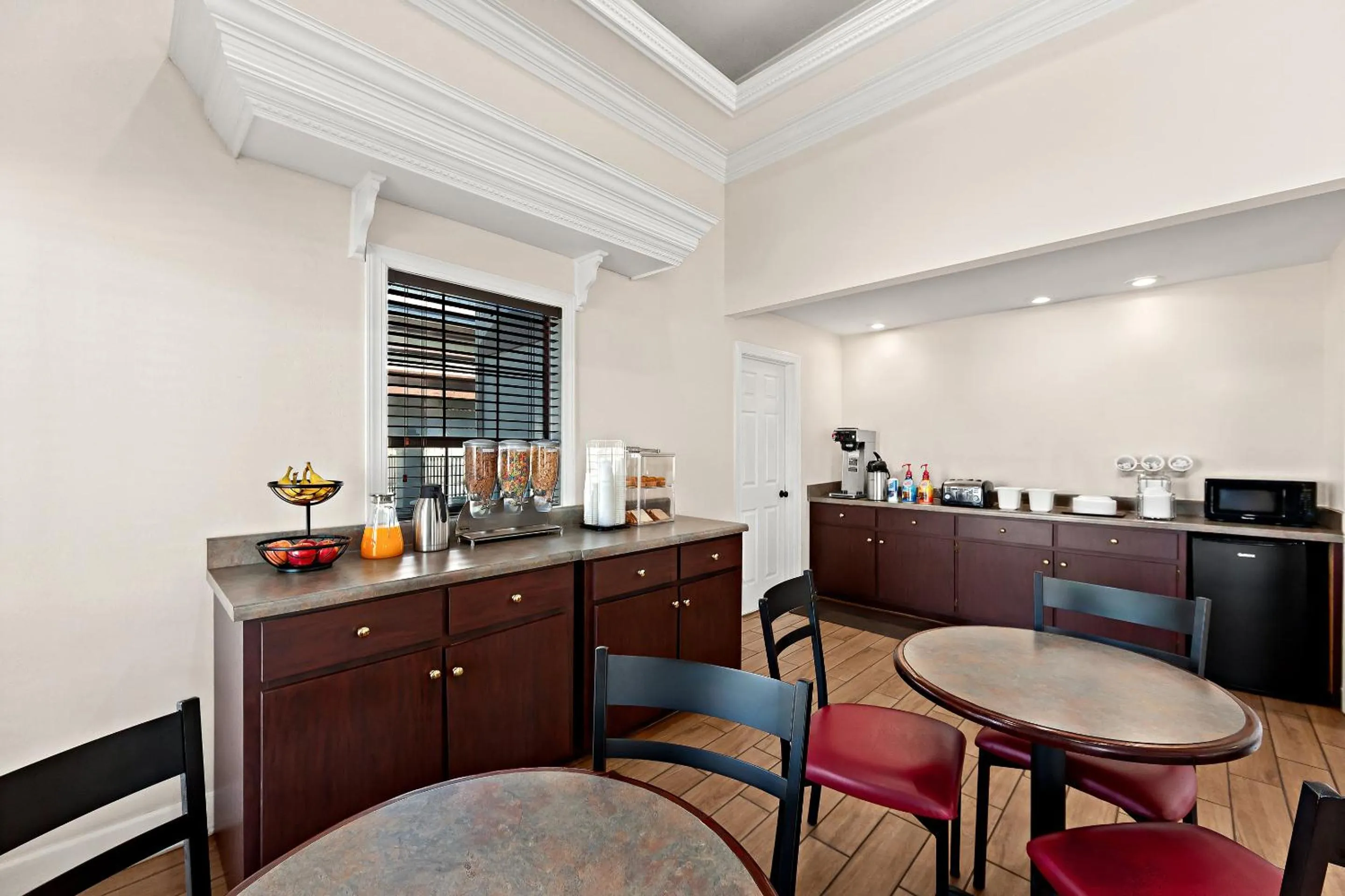 Breakfast in Red Roof Inn Muscle Shoals