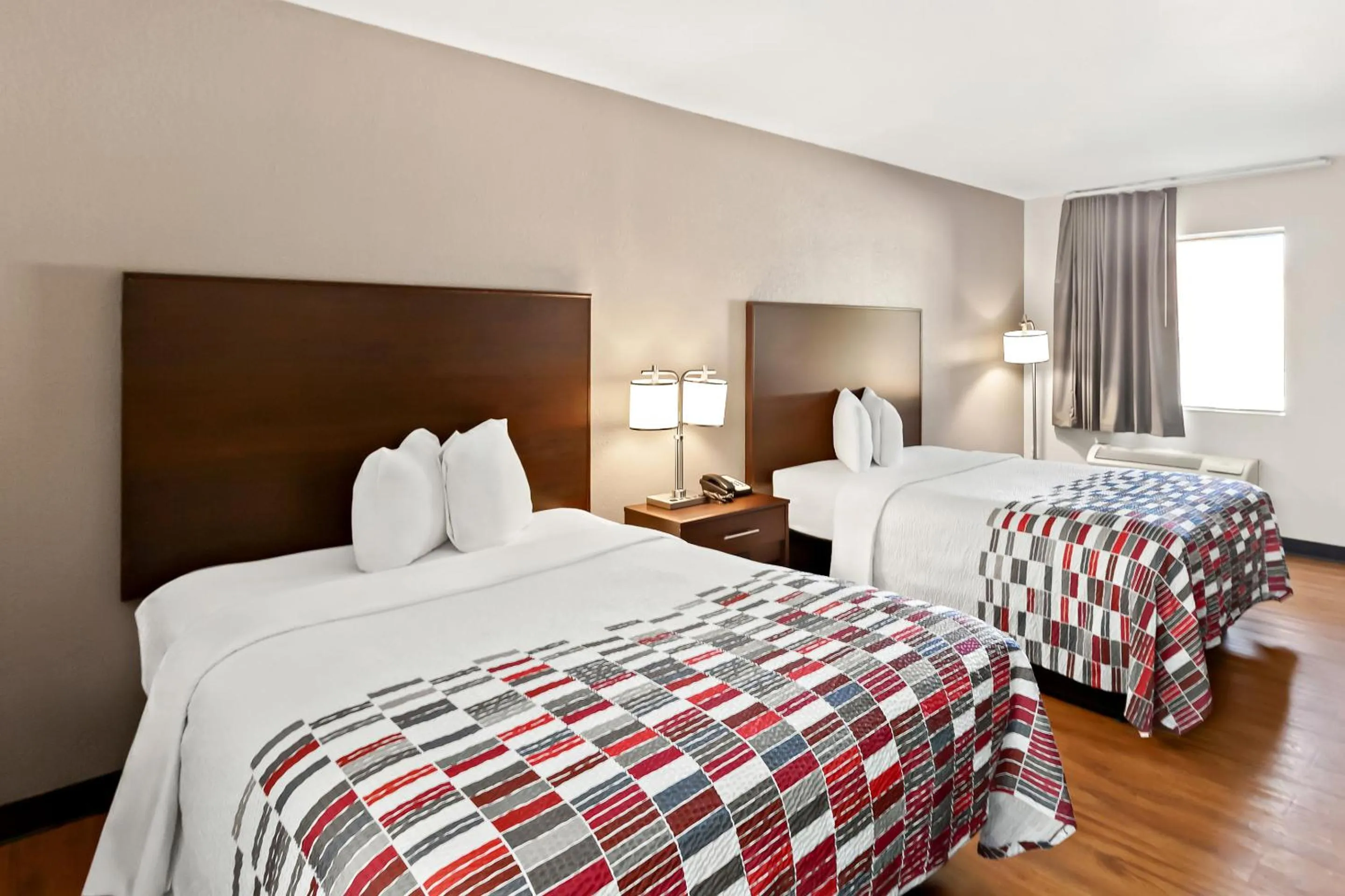 Photo of the whole room, Bed in Red Roof Inn Muscle Shoals