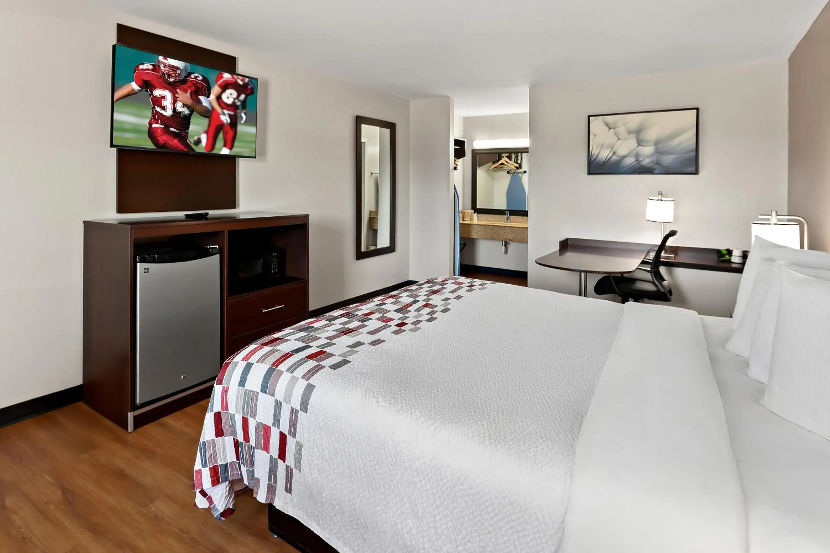 Bedroom, Bed in Red Roof Inn Muscle Shoals