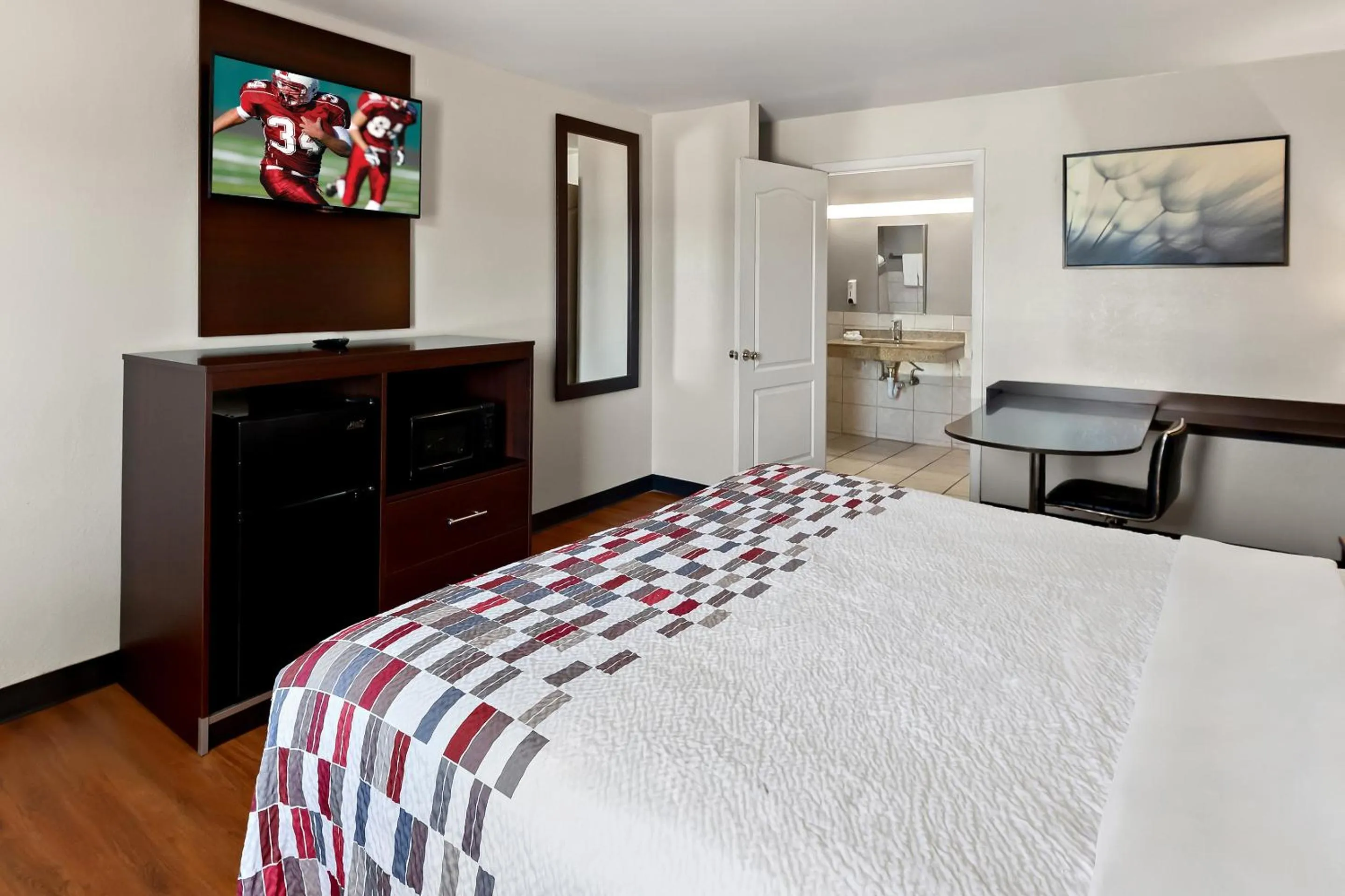 Bedroom, Bed in Red Roof Inn Muscle Shoals