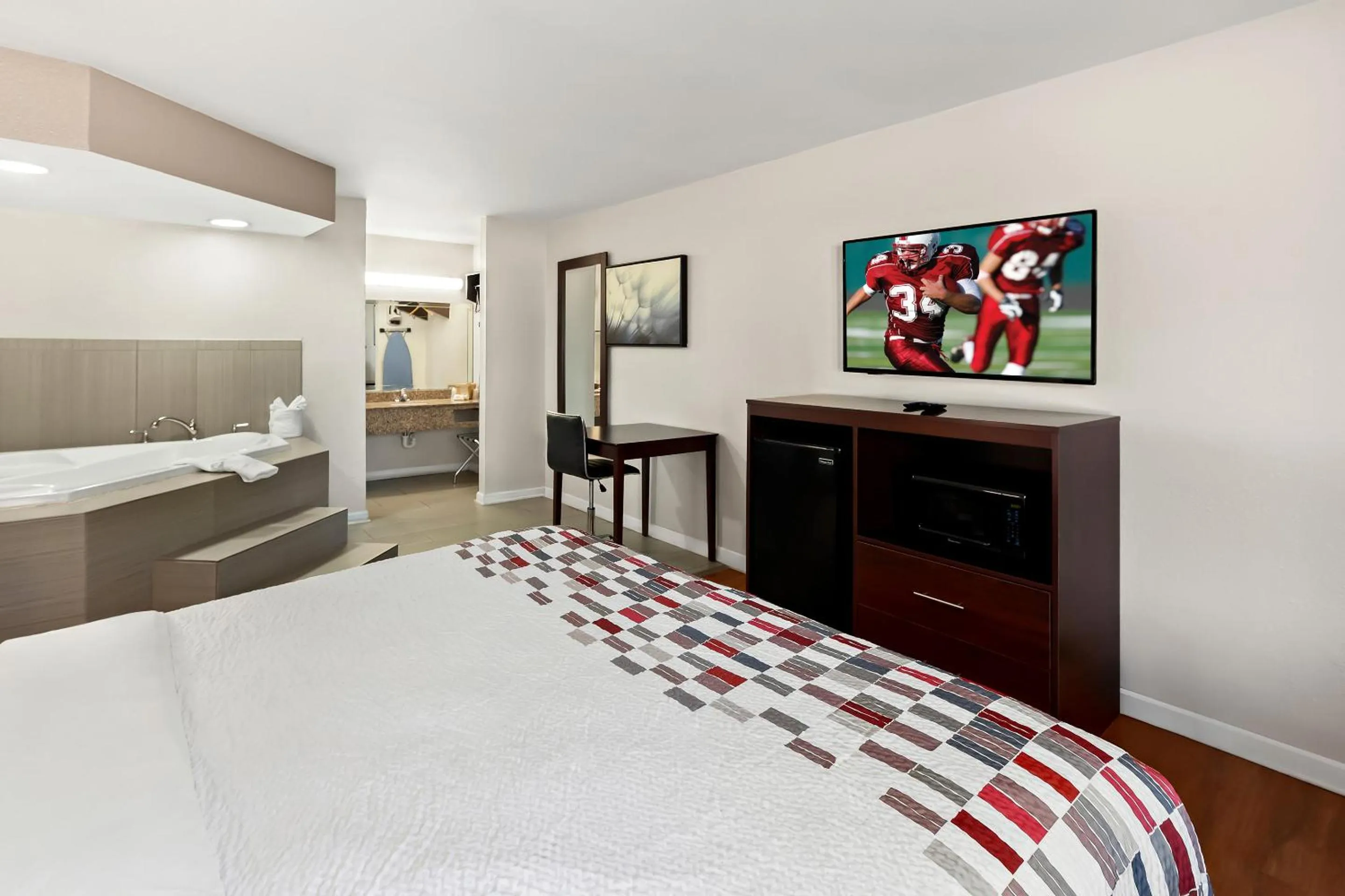 Bedroom, Bed in Red Roof Inn Muscle Shoals