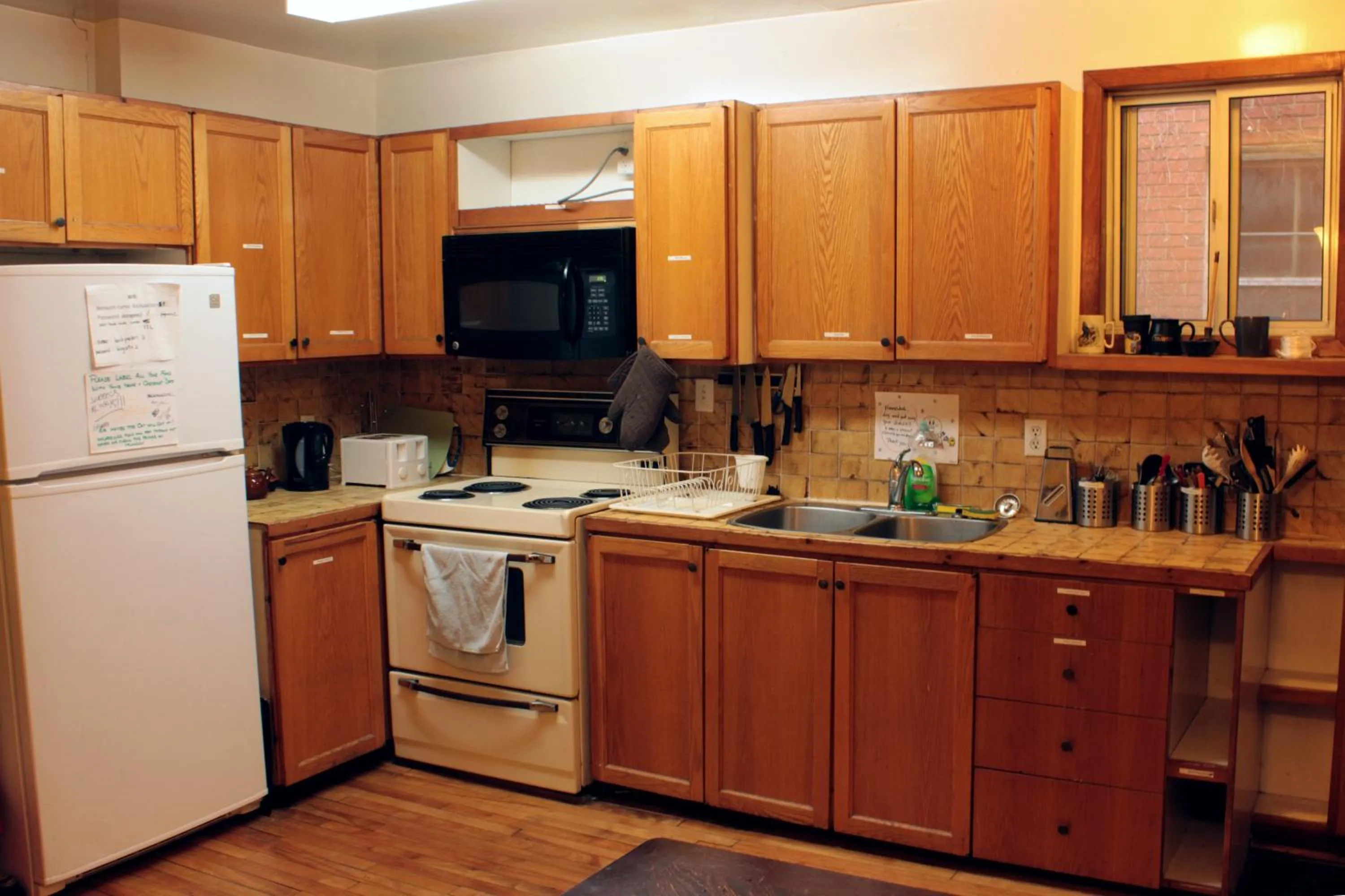 Communal kitchen in Ottawa Backpackers Inn